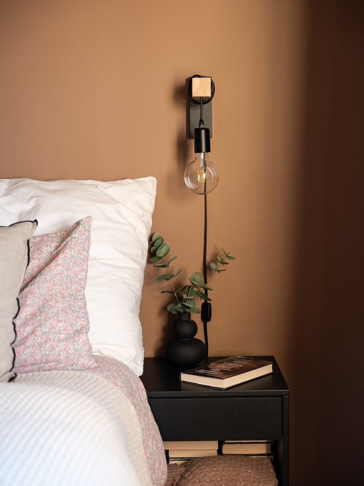 Videre er også leiligheten oppmalt i svært delikate og tidsriktige farger gjennomgående. Hovedsoverommet er oppmalt i fargen Adventure. Galleribilde