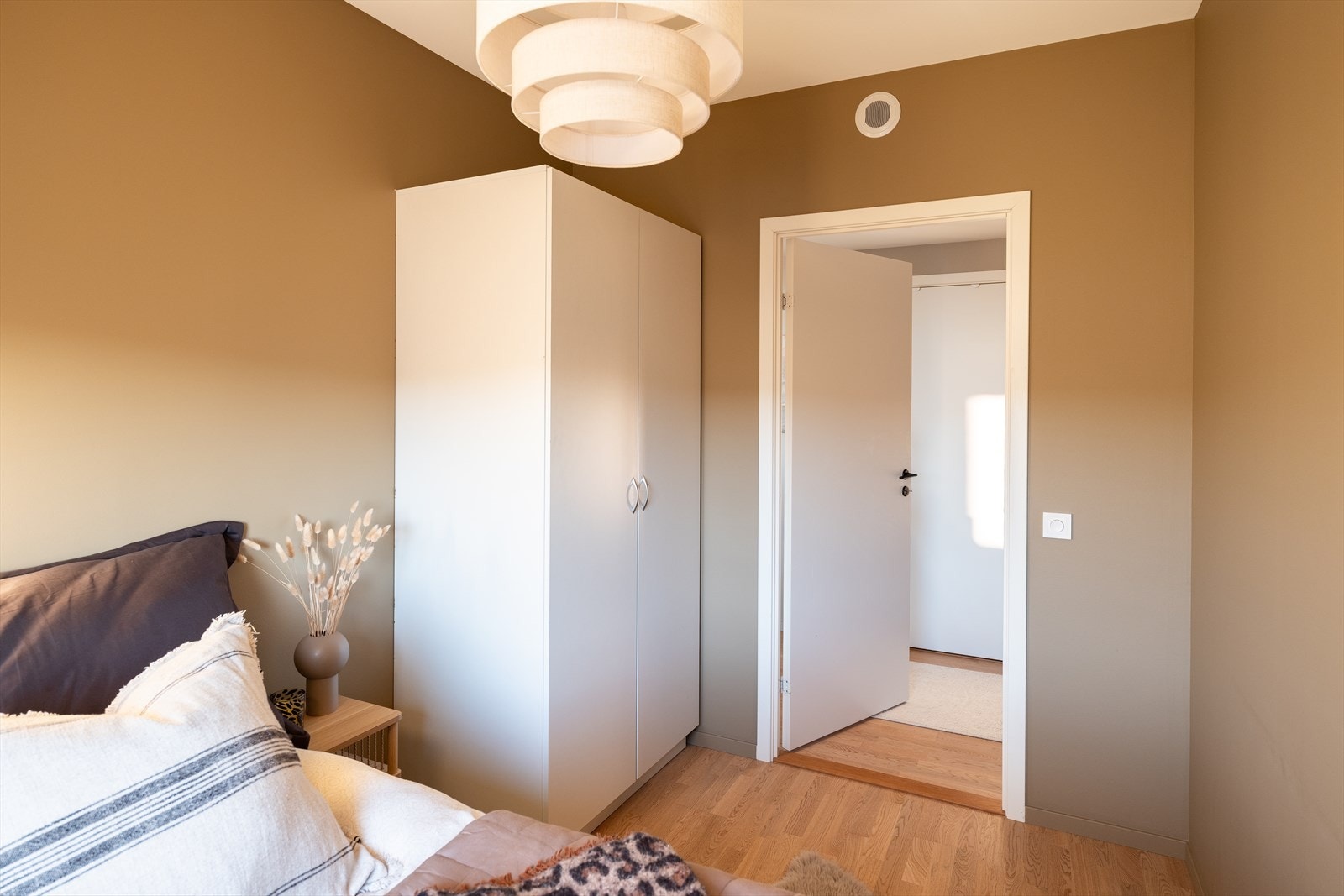 Dette rommet er oppmalt i fargen Cashmere. Garderobeskapet følger handelen. Galleribilde