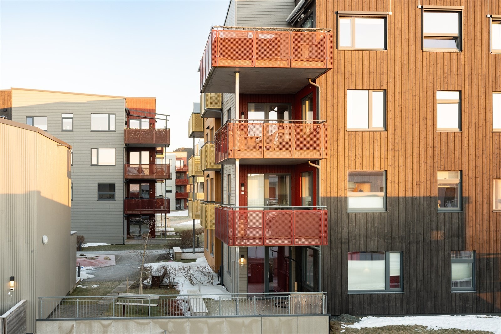 Det er gjesteparkeringer i området. Dersom man har behov for en ekstra parkeringsplass kan kan sette seg på liste på Reppe Nordre. Se mer her: https://reppenordre.no/kj-ret-yhotell Galleribilde