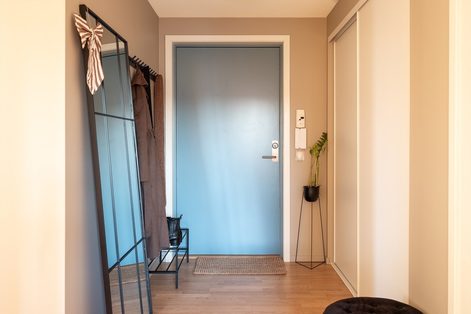 I entré er det etablert en praktisk skyvedørsgarderobe med god plass til oppbevaring av yttertøy. Galleribilde
