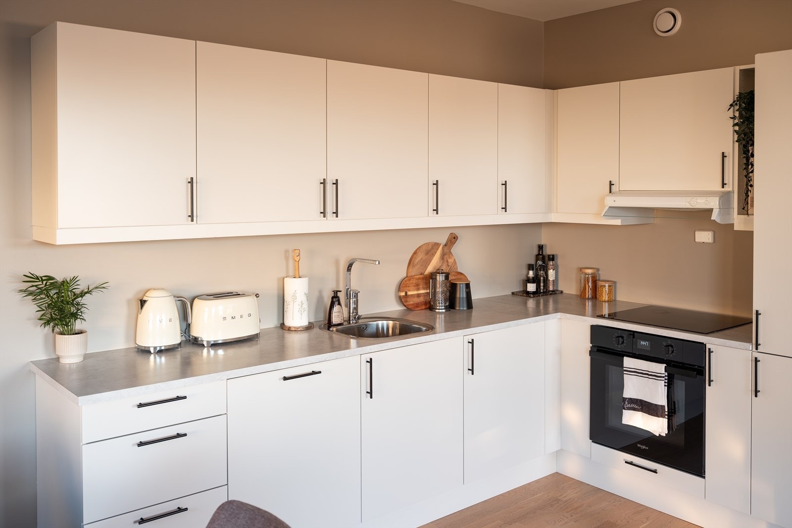 De integrerte hvitevarene medfølger handelen. Galleribilde