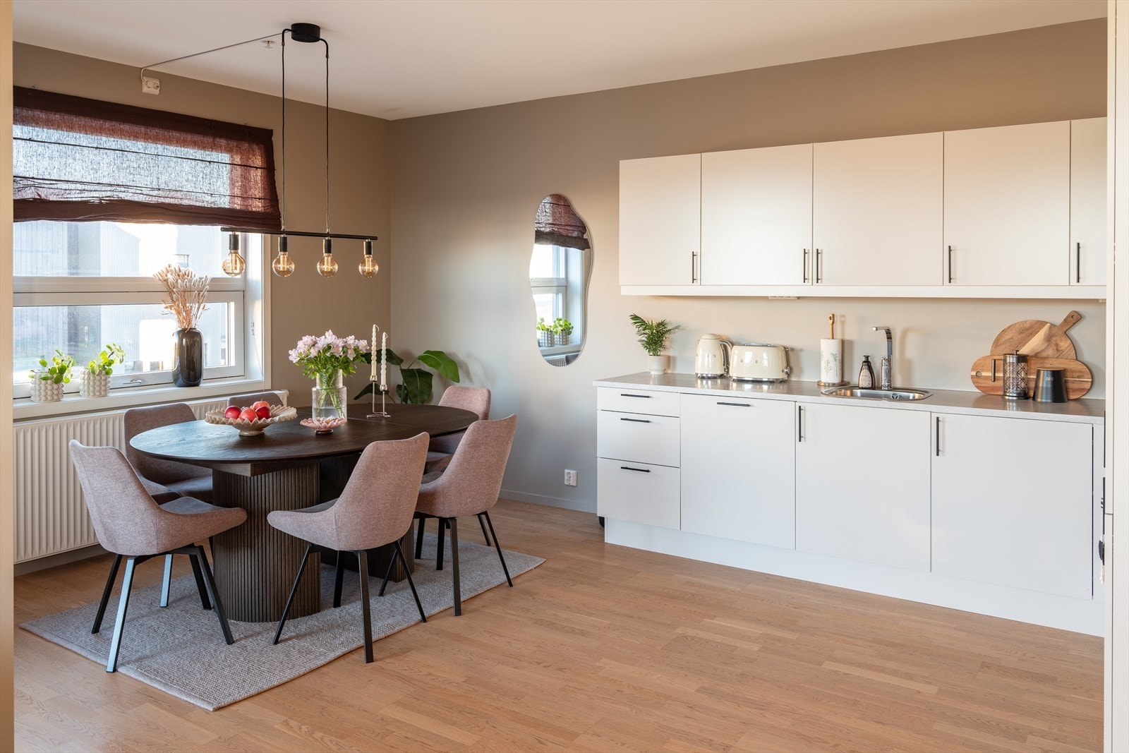 Oppvarming, TV, internett, velforeningskontigent, felles byggforsikring mm. er inkludert i de månedlige felleskostnadene. Galleribilde