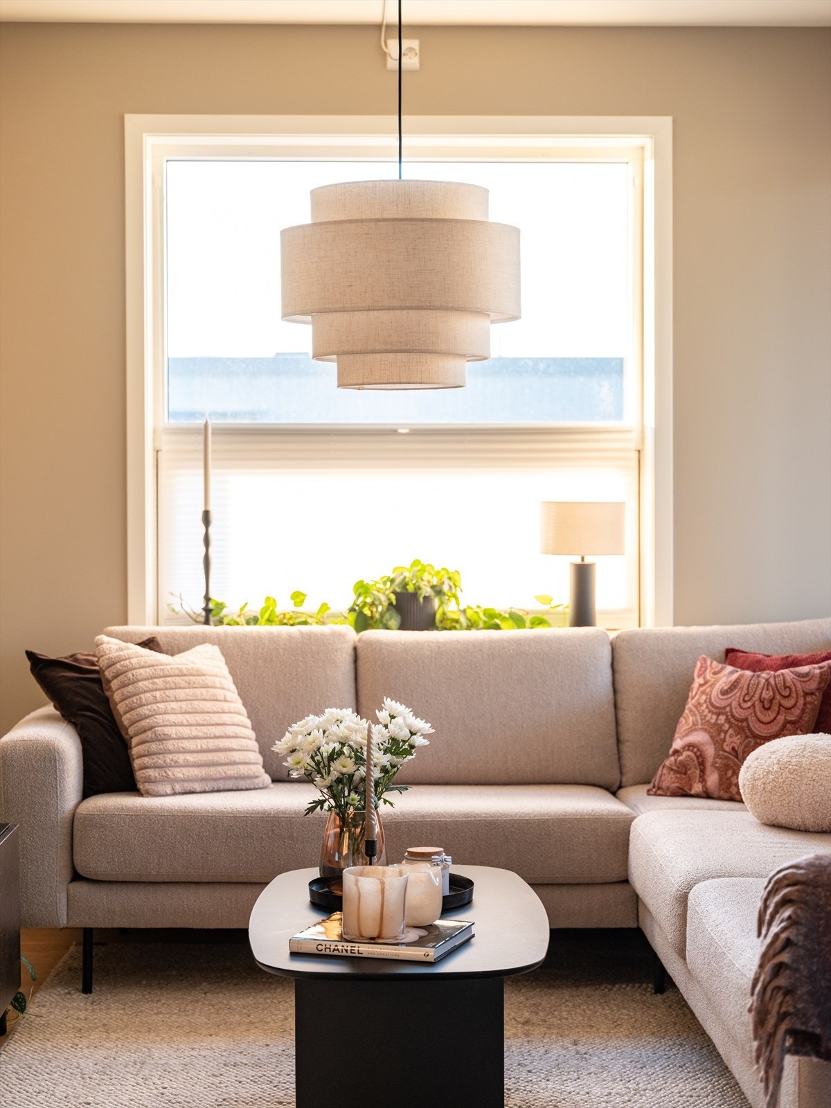 Den åpne stue- og kjøkkenløsningen er på 29m² og har en naturlig soneinndeling for både spisestue og tv-seksjon. Leilighetens endebeliggenhet sørger for rikelig med naturlig lysinnslipp. Stue- og kjøkkenløsningen samt gangen er oppmalt i Modern Beige. Galleribilde