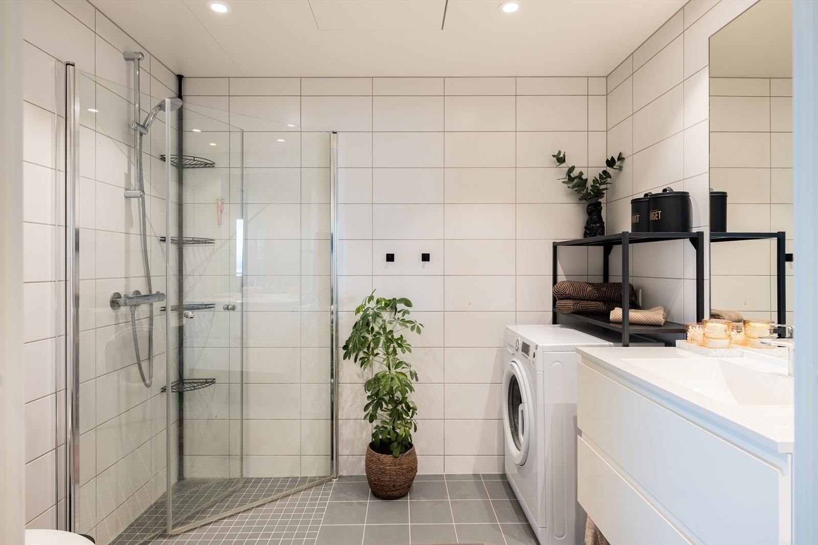 Baderomsinnredning av god størrelse med skuffer sørger for praktisk oppbevaring. Galleribilde