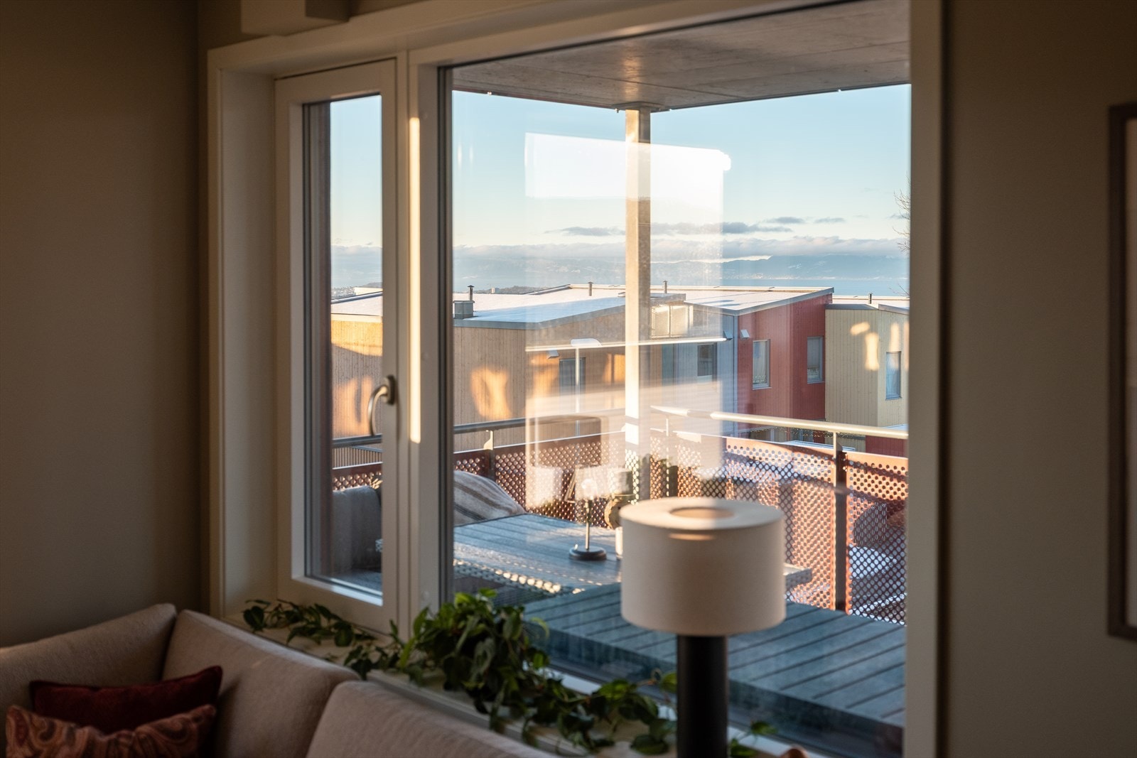 Leiligheten har en svært god beliggenhet i feltet. Noe av det selger har satt mest pris med boligen på er lysinslippet, solforholdene, hvor luftig leiligheten er og ikke minst hvor rolig det er å bo på Reppetoppen. Galleribilde