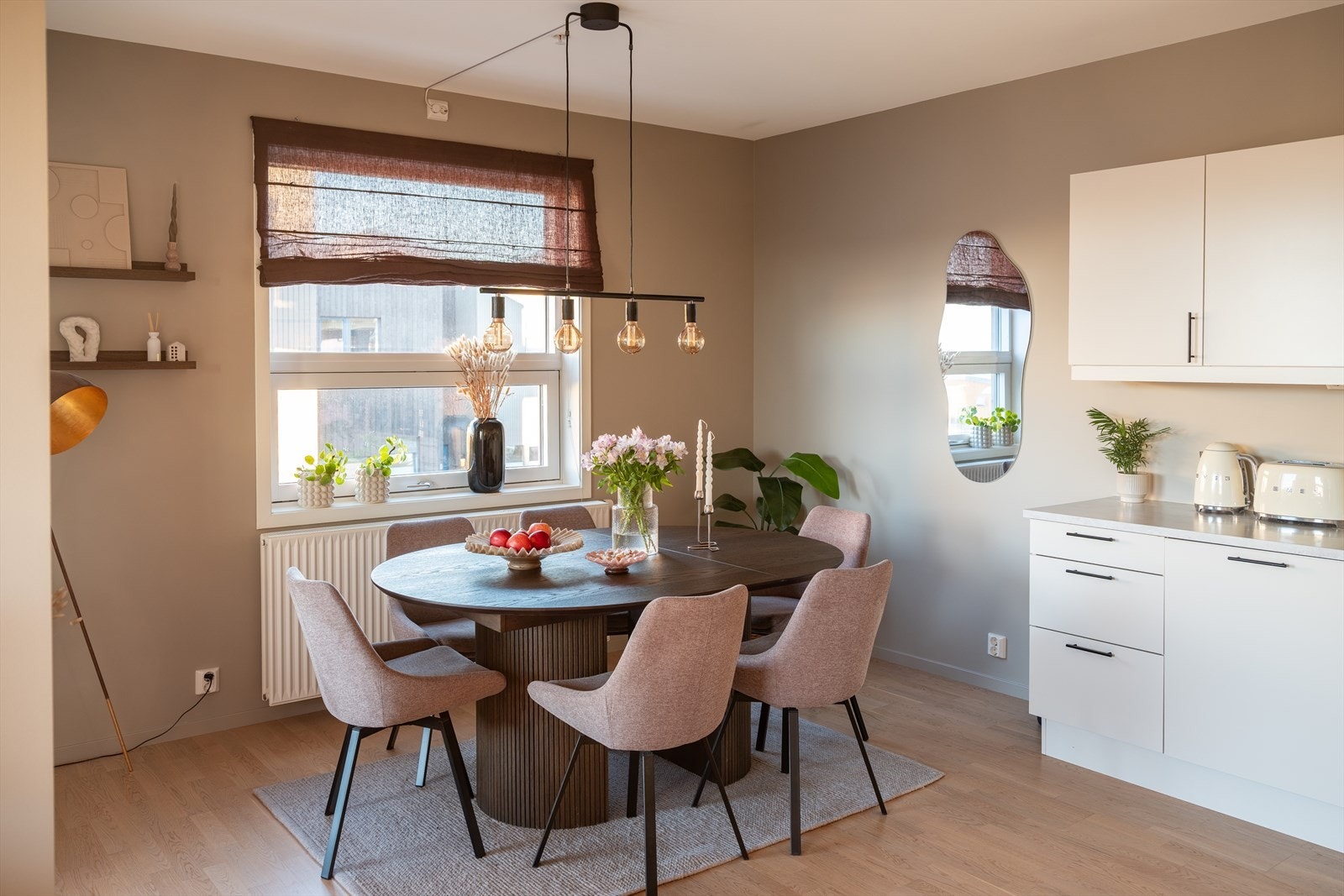 Leiligheten varmes opp gjennom vannbåren varme. Sammen med balansert ventilasjon sørger dette for et behagelig inneklima. Galleribilde