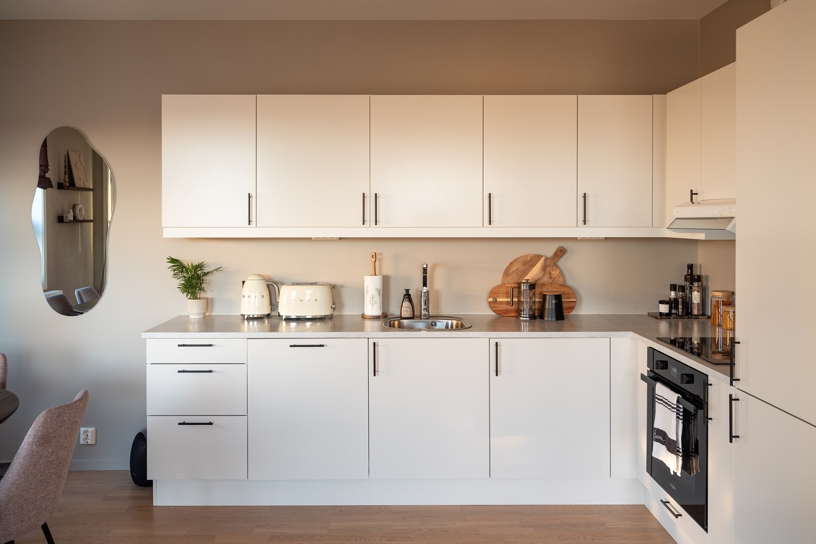 Hjørnekjøkkenet sørger for rikelig med skap- og benkeplass. Kjøkkenet er i likhet med resten av leiligheten vurdert til tilstandsgrad 1 av takstmann. Galleribilde