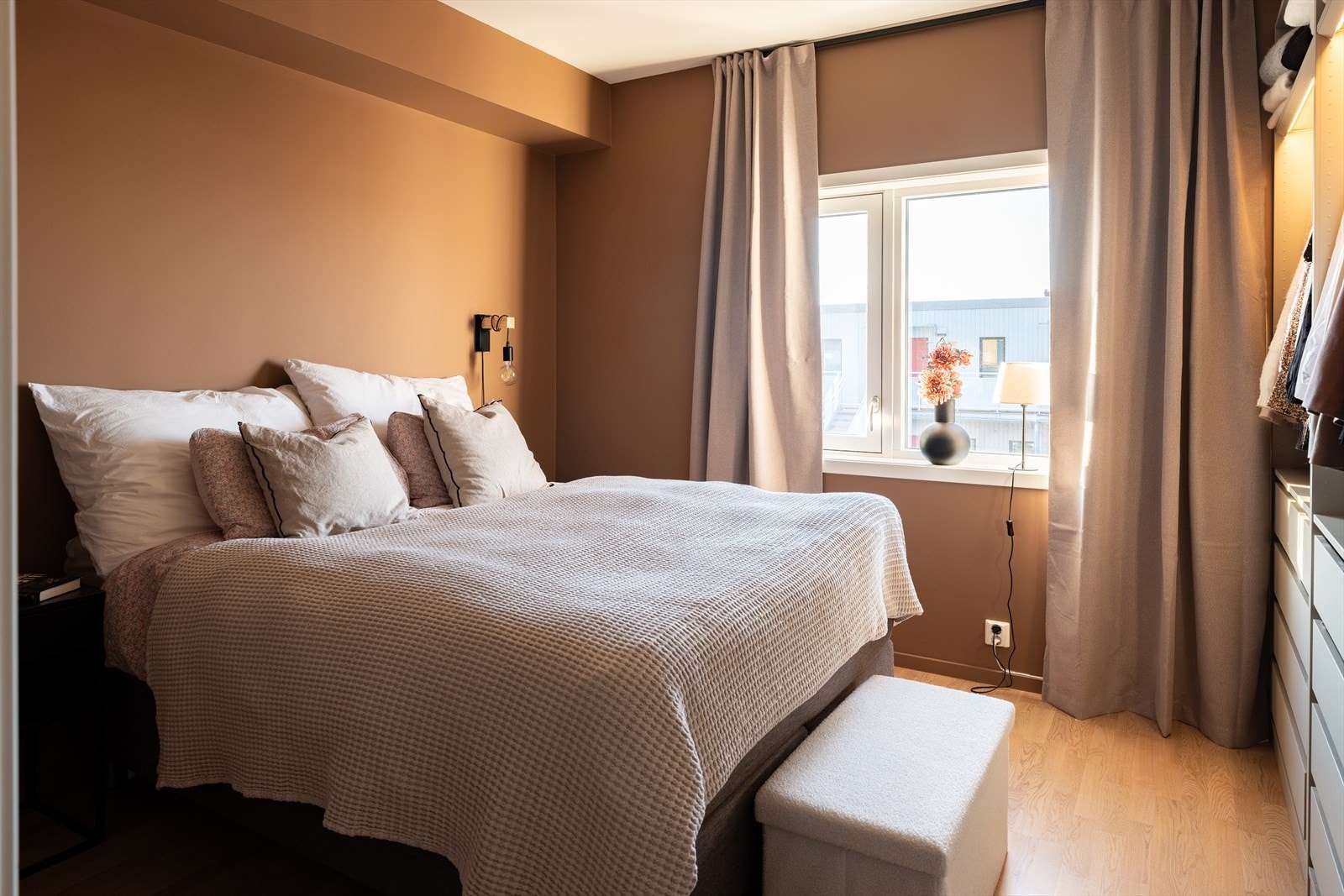 Hovedsoverommet er av svært god størrelse og har et areal på 12m². Dagens eiere har gjort leiligheten listefri mot himling. Galleribilde