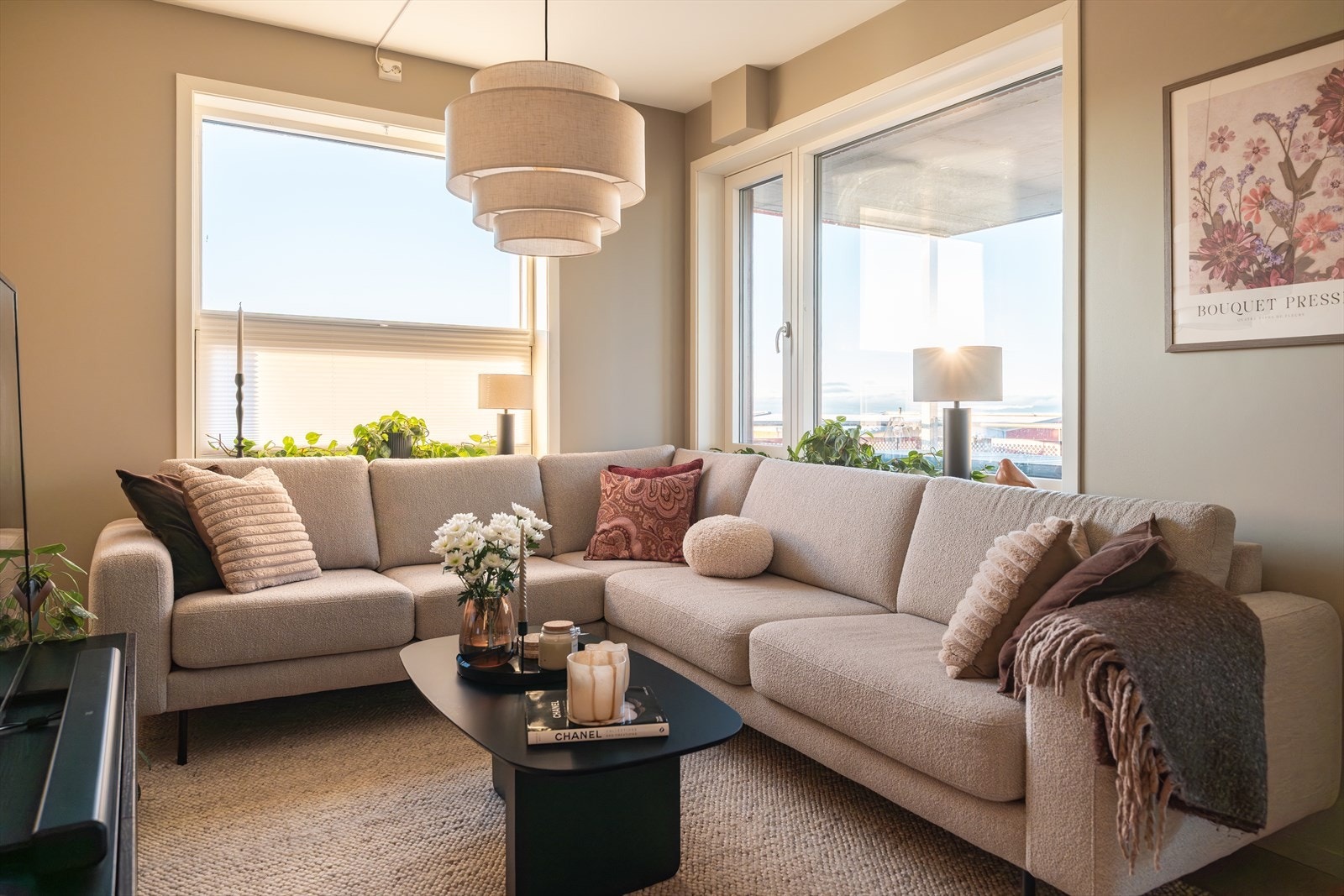 Leiligheten innehar en rekke gode kvaliteter med blant annet p-plass i kjeller med elbillader, svært gode solforhold, heis i bygget samt både innvendig- og ekstern bod. Galleribilde