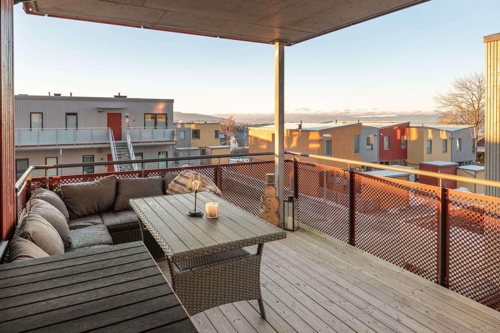 Fra stuerommet er det direkte utgang til en solrik balkong på hele 14,5m² med gode utsiktsforhold. Her har man solen fra formiddag til solen går ned. Galleribilde