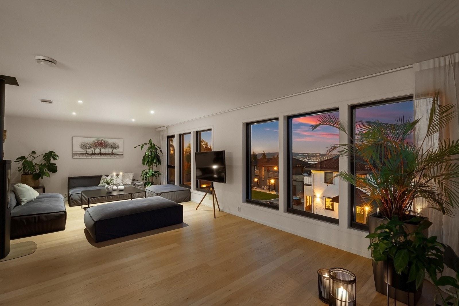 Boligen ligger på et høydedrag - og har flott utsikt og minimalt med innsyn. Galleribilde