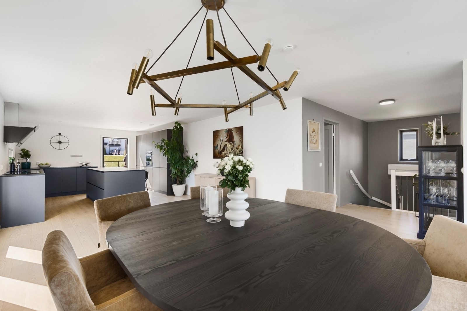 Fra kjøkkenet er det utgang til en romslig takterrasse med glimrende solforhold. Galleribilde