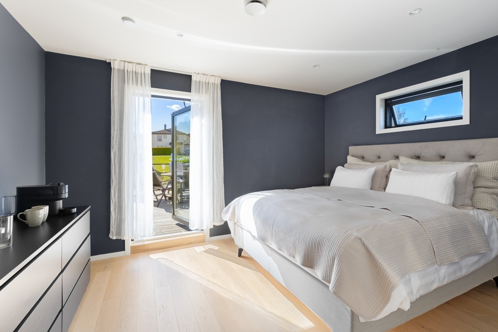 Stort hovedsoverom i suite med eget gaderoberom og bad. Galleribilde