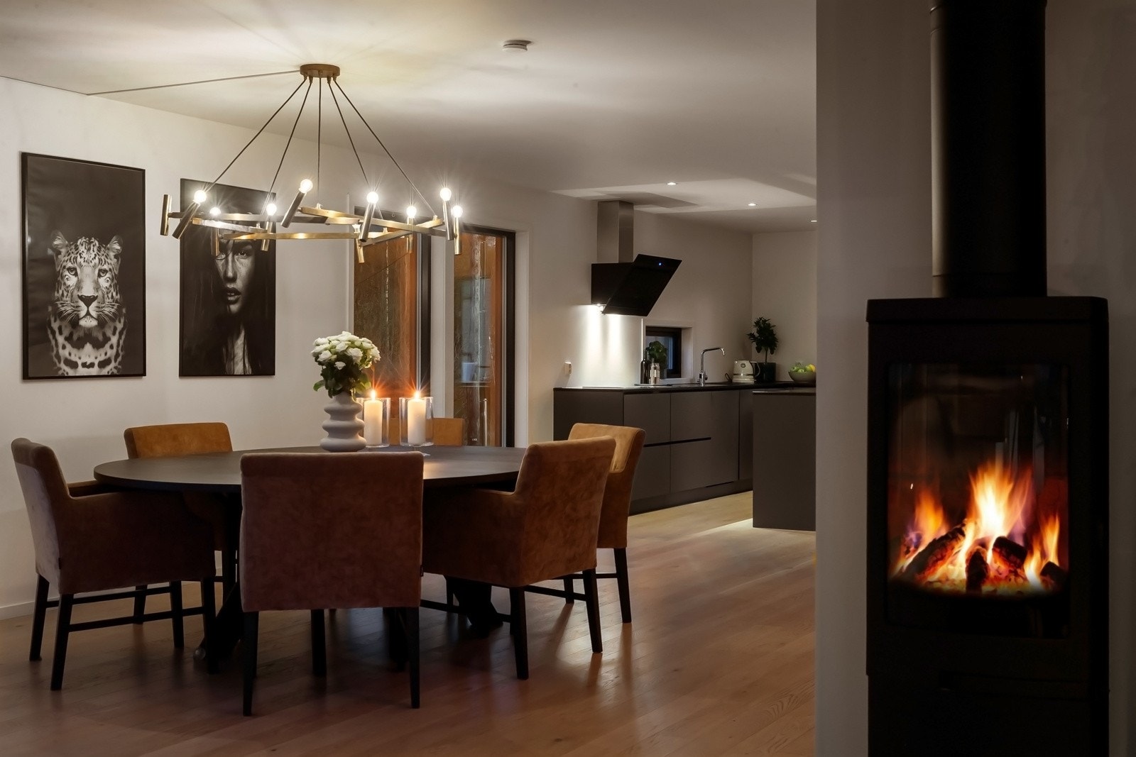 Moderne peisovn i overgangen mellom stue og spisestue. Galleribilde