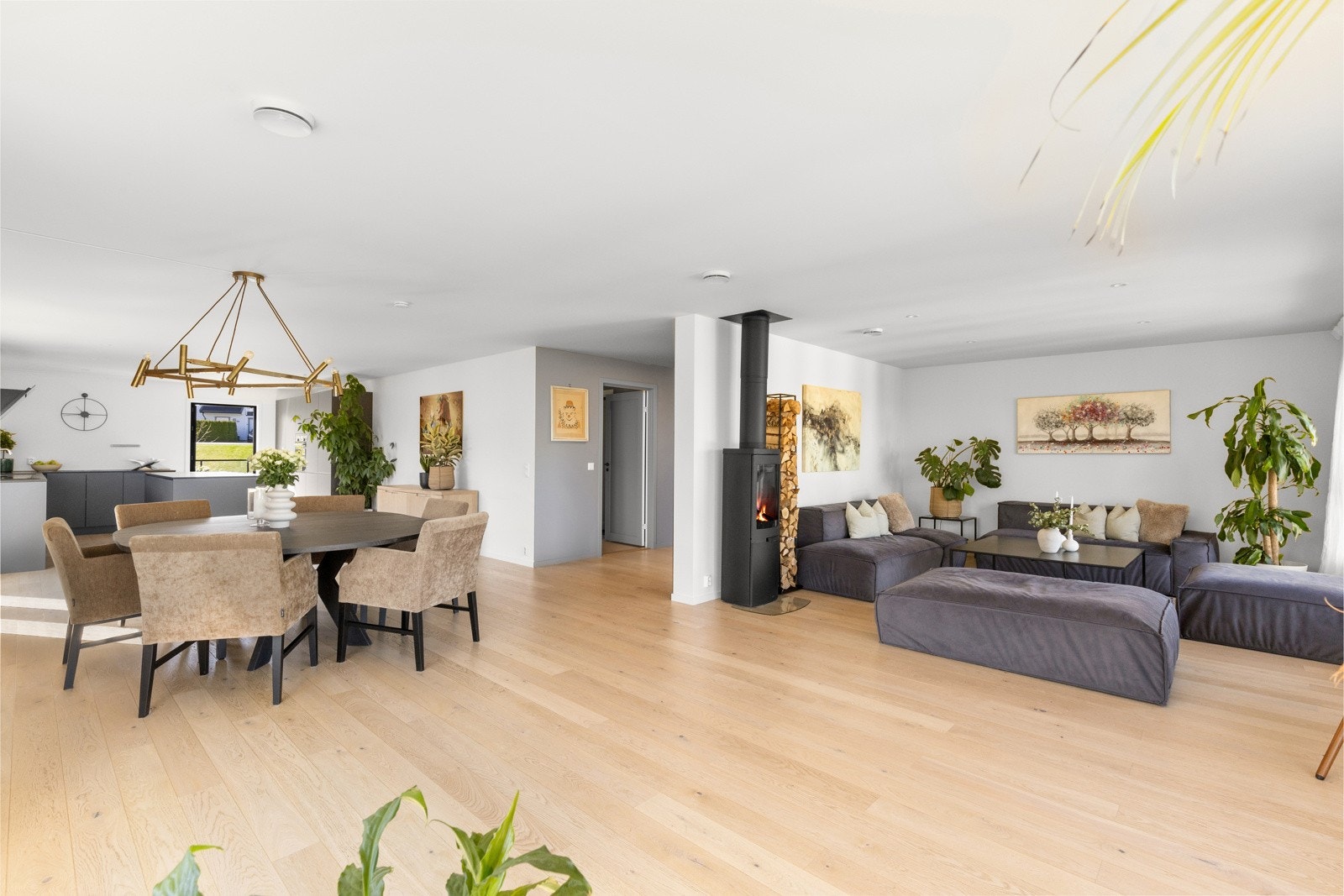 Allrommet er særdeles romslig, med mulighet til større møblement i flere soner. Galleribilde