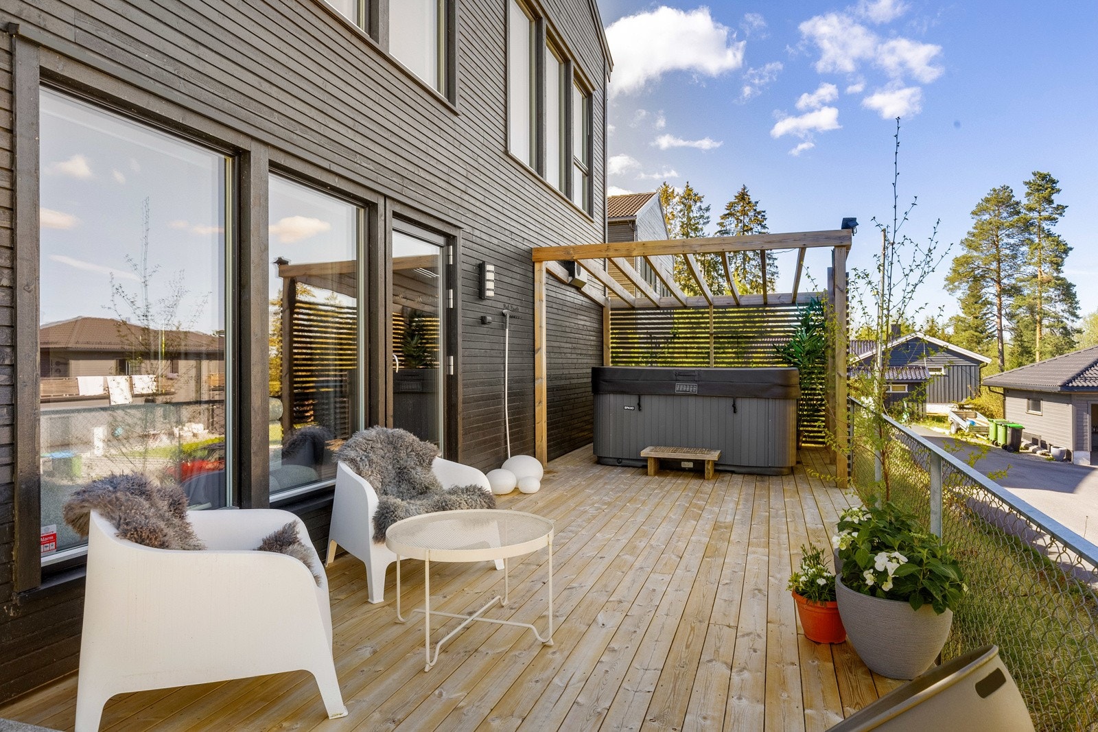 Hyggelig markterrasse med Jacuzzi og pergola. Galleribilde