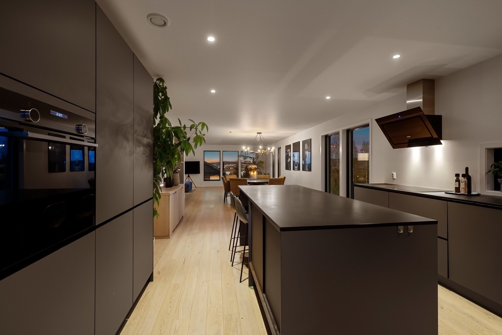 Nydelig allrom med kjøkken, spisestue og stue i rekke. Galleribilde