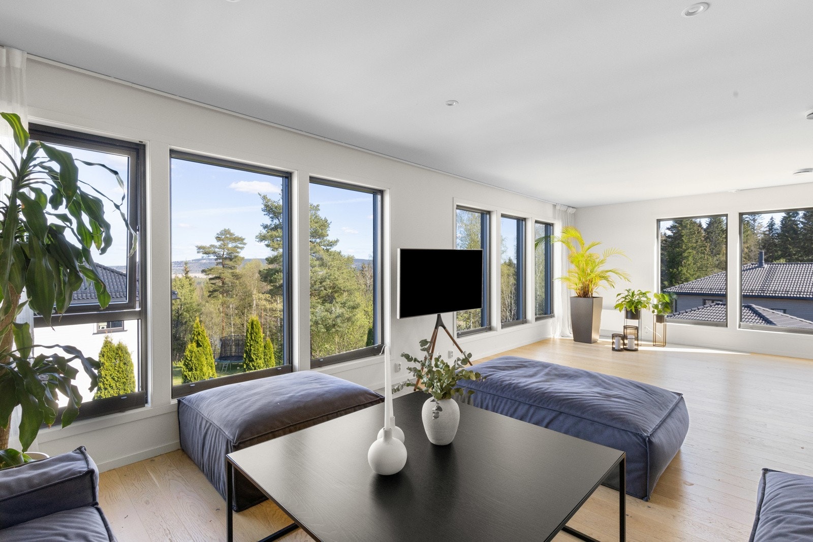 Stuen/allrommet har innfelte downlights himling. Galleribilde