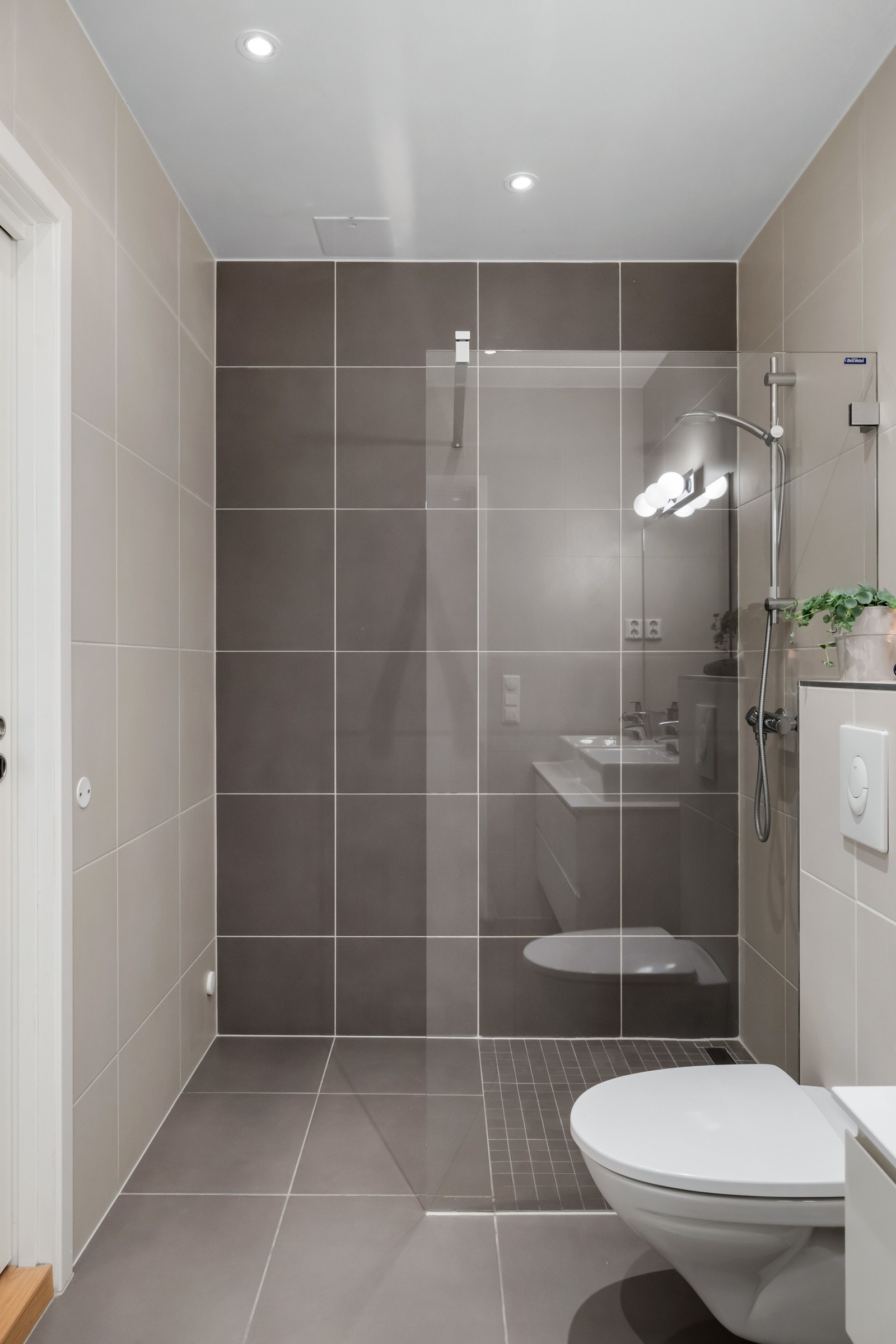 Flott bad/wc i mellomplanet. Delikat flislagt og med downlights i himling. Galleribilde