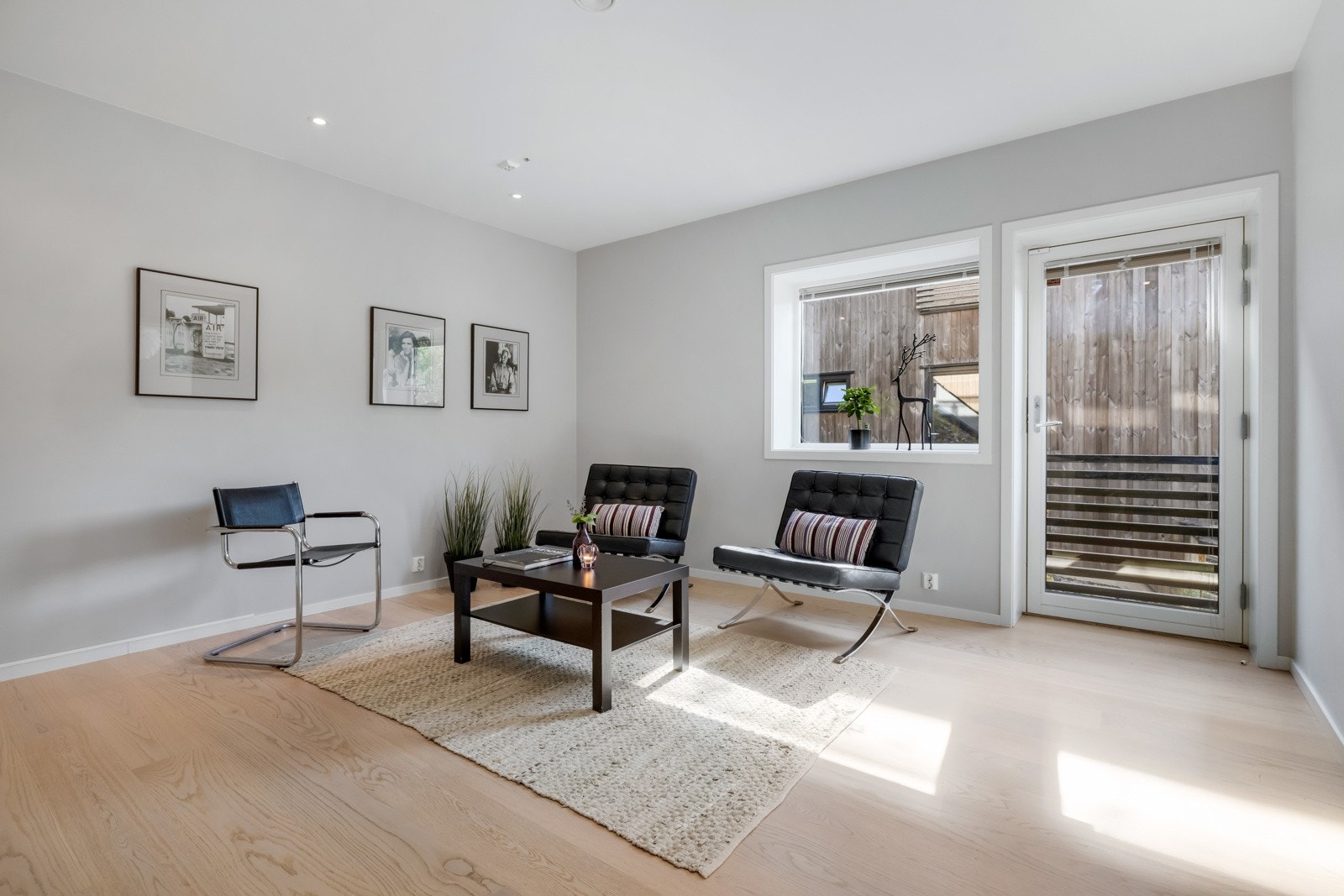 Lys og innbydende stue i 2. etg. Fransk balkong. Galleribilde