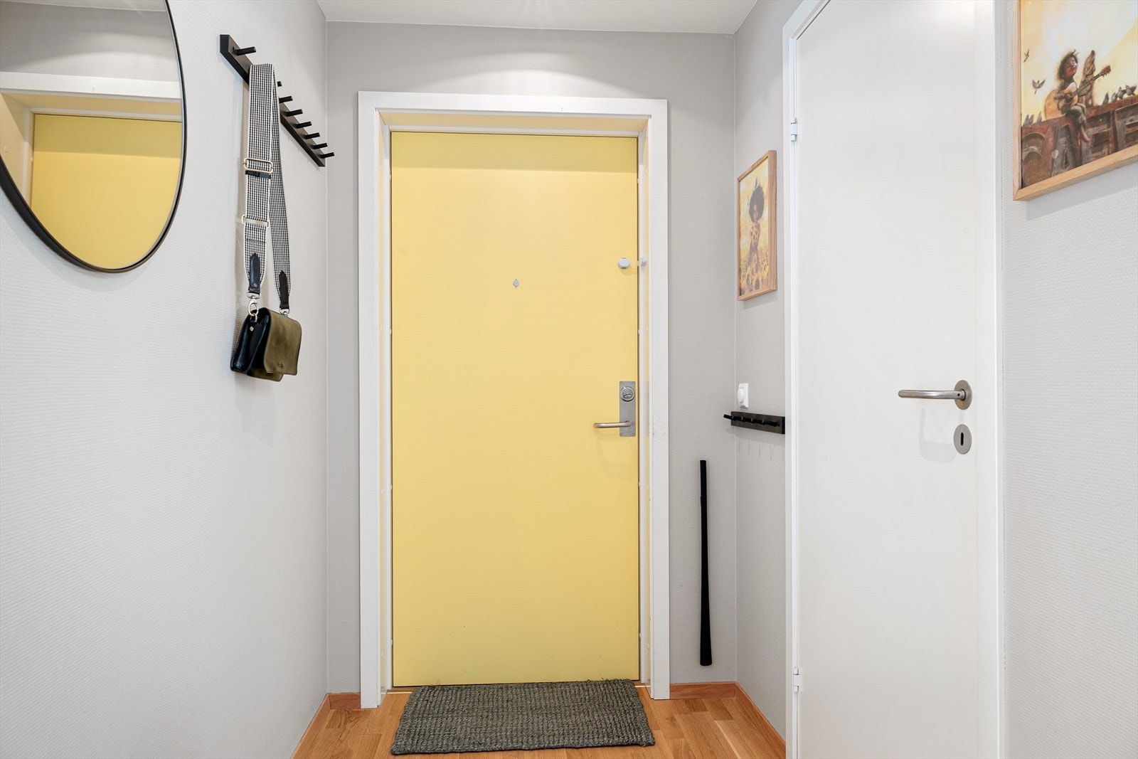 Lys og innbydende entré med plass til å henge fra seg yttertøy Galleribilde