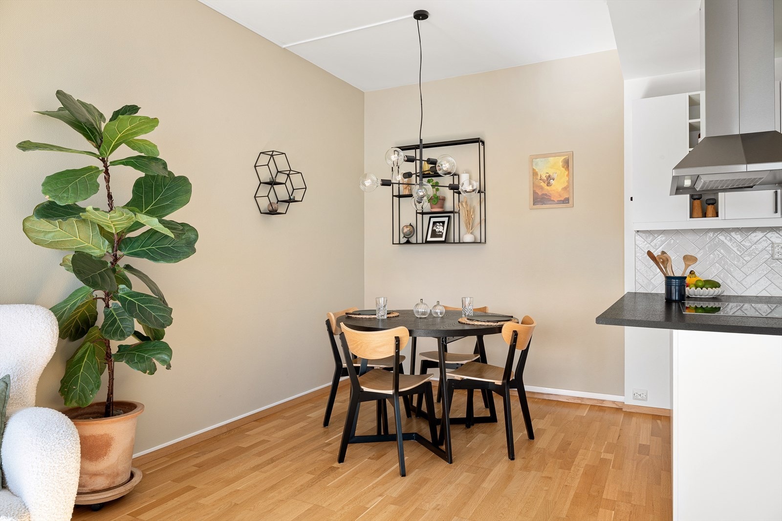 God plass til spisebord - perfekt for både hverdagsmåltider og selskap. Galleribilde