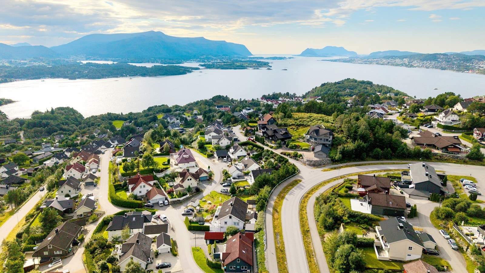 Dronebilde over deler av boligområdet på Skåthaugen tatt mot sydvest Galleribilde