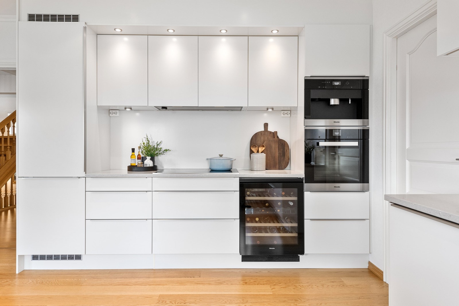 HTH kjøkkeninnredning fra 2016 med vinskap og integrerte hvitevarer Galleribilde