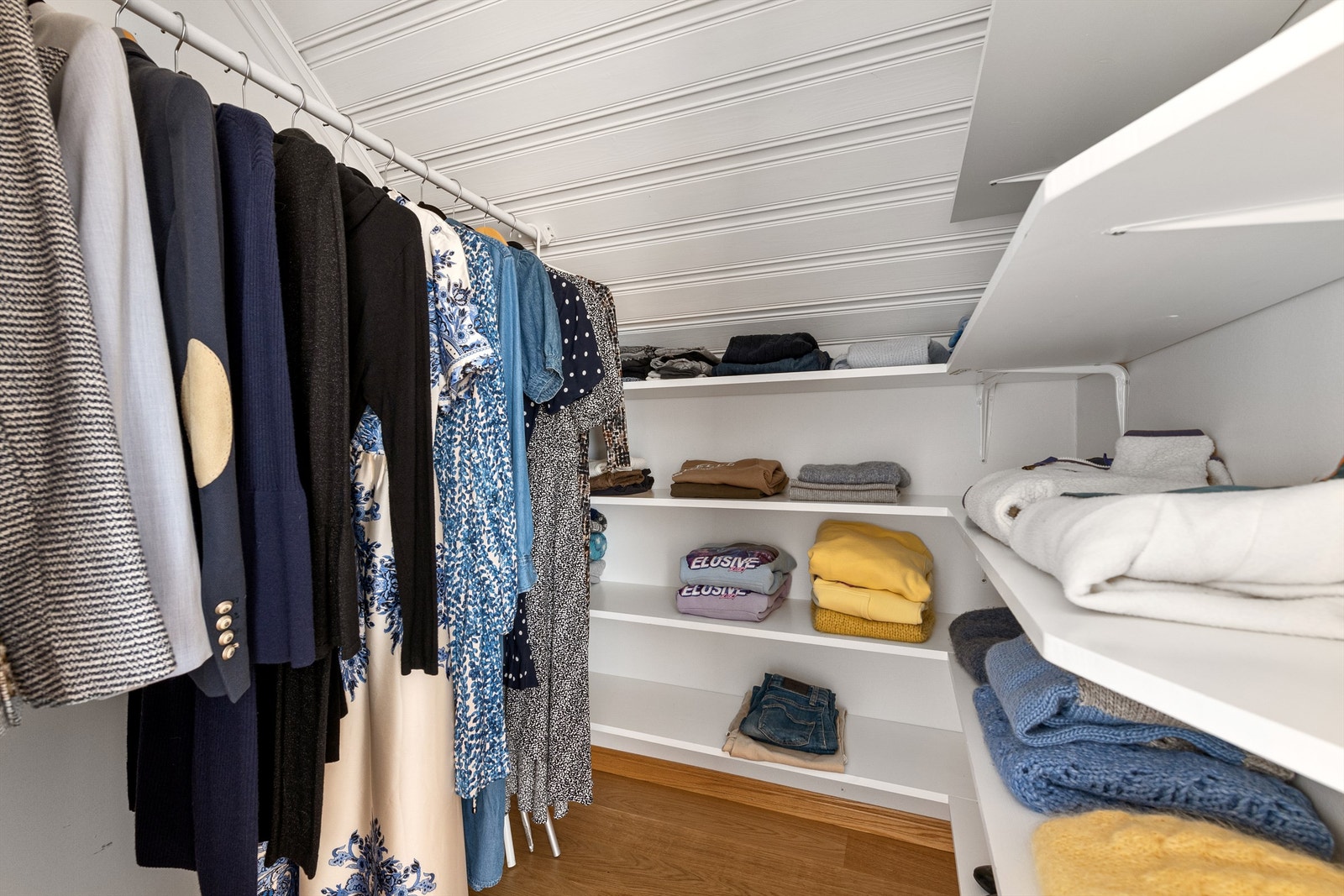 Garderoberom nr. 1 i loftsetasjen Galleribilde