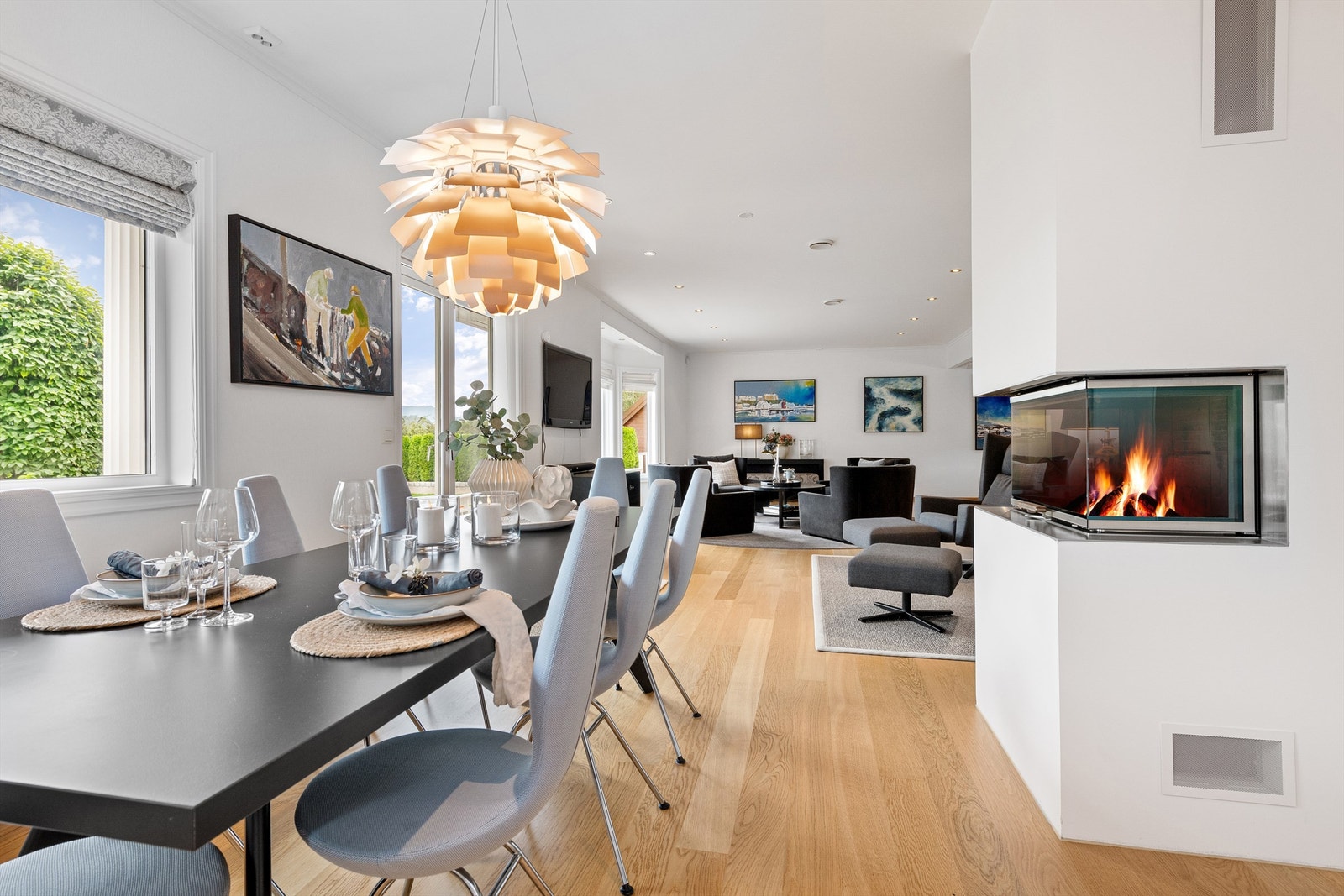 Fra kjøkkenet mot den sydlige delen av stuen Galleribilde