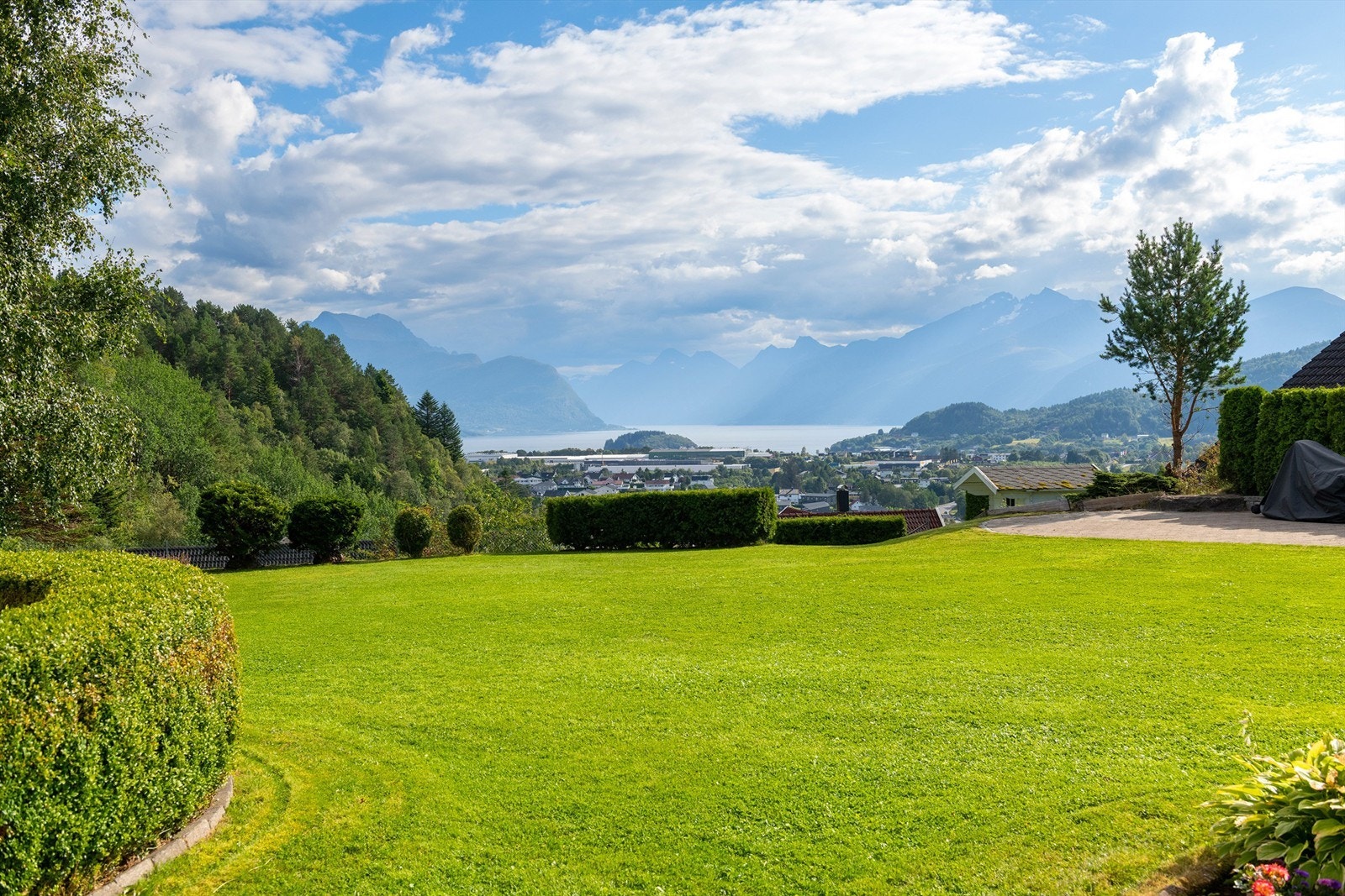 Pent opparbeidet hage med nydelig utsikt mot Sunnmørsfjella og innløpet til Hjørungfjorden i syd Galleribilde