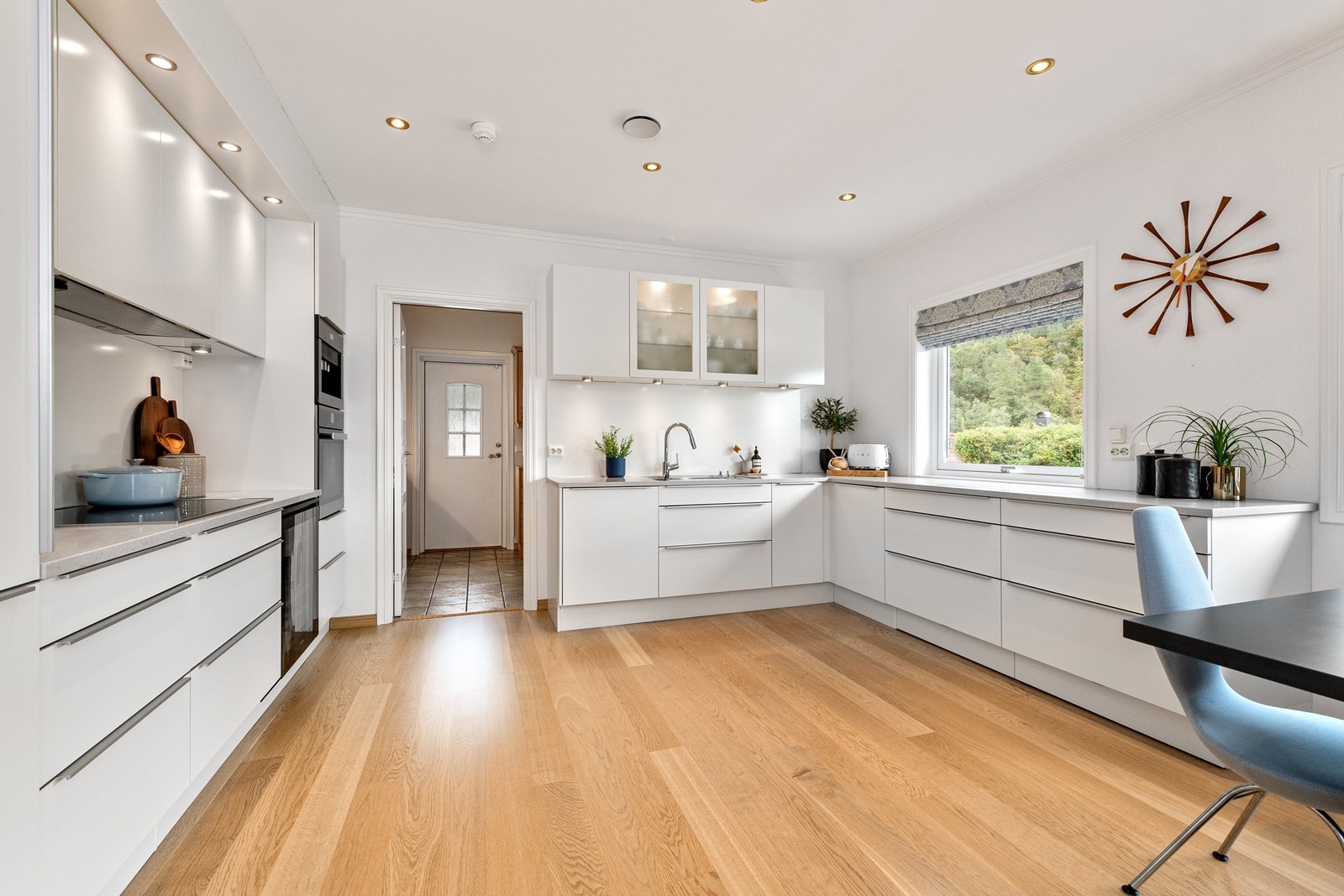 Kjøkkeninnredning fra 2016 (HTH) med integrerte hvitevarer Galleribilde