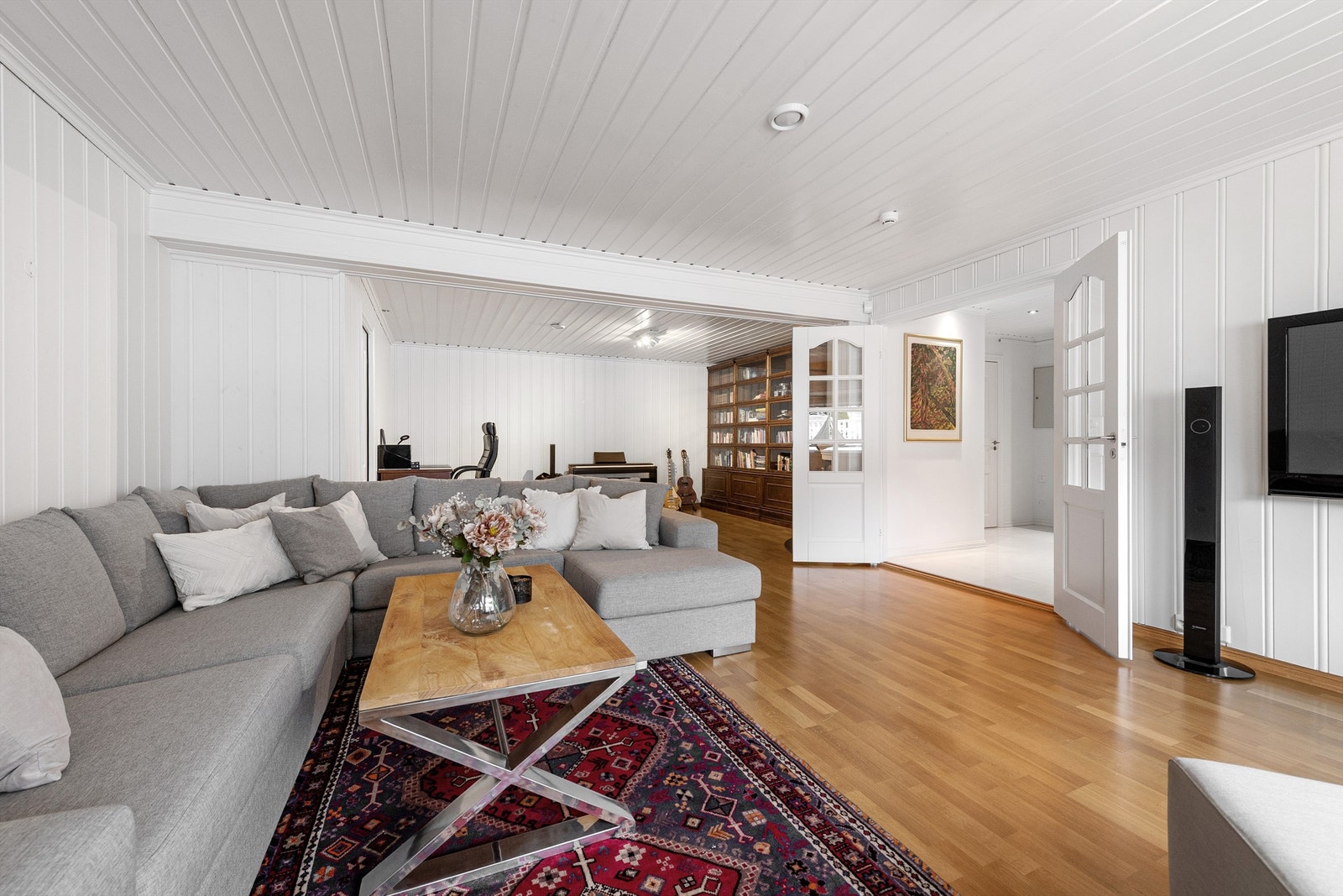 Kjellerstuen er romslig og har god plass til hyggelig sosialt samvær Galleribilde