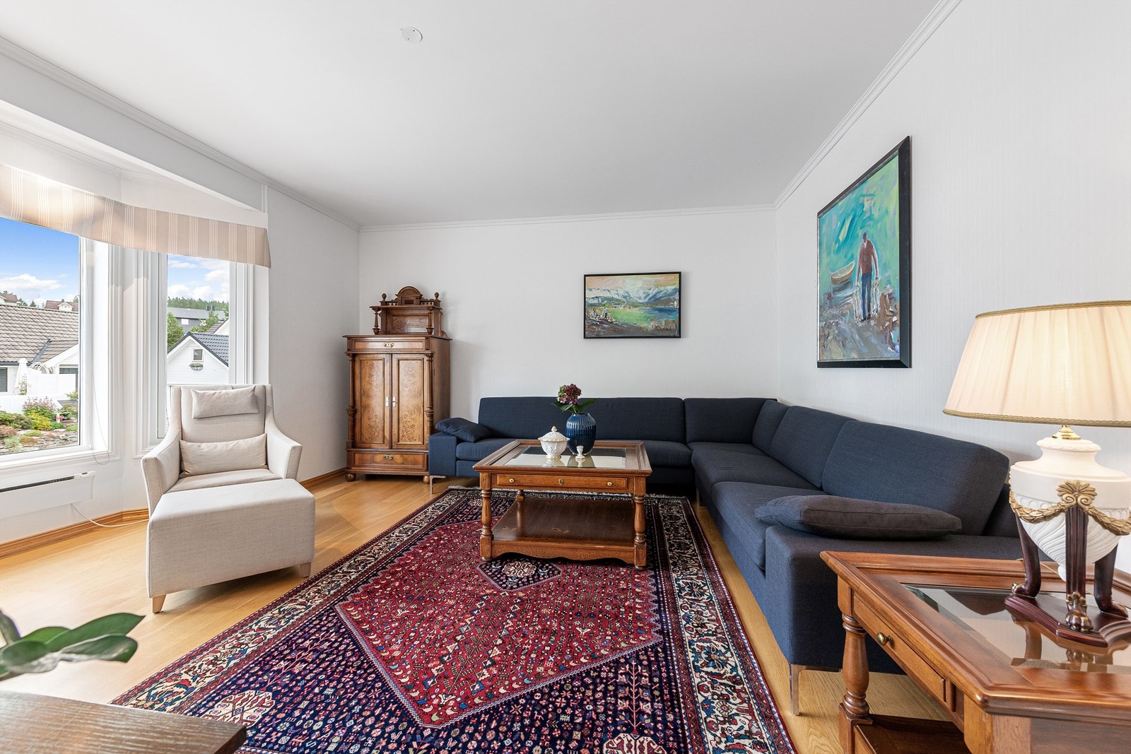 Stor og romslig tv-stue med store vindusflater Galleribilde