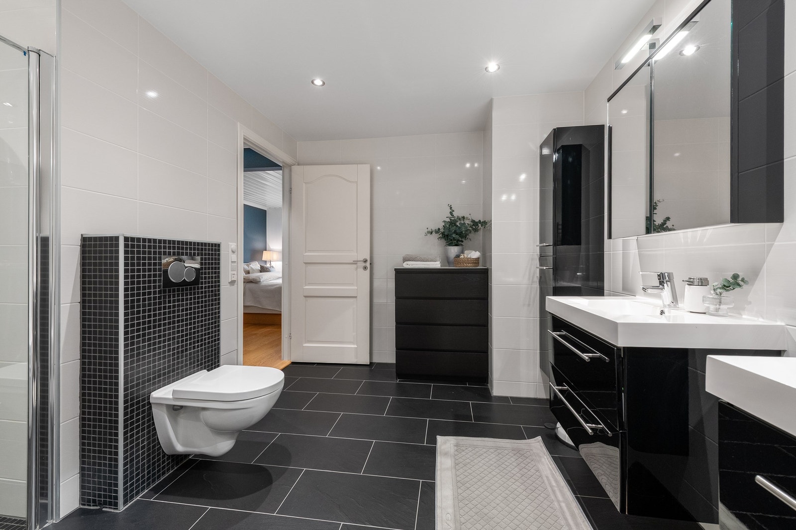 Det er tilkomst til badet i underetasjen fra soverom Galleribilde