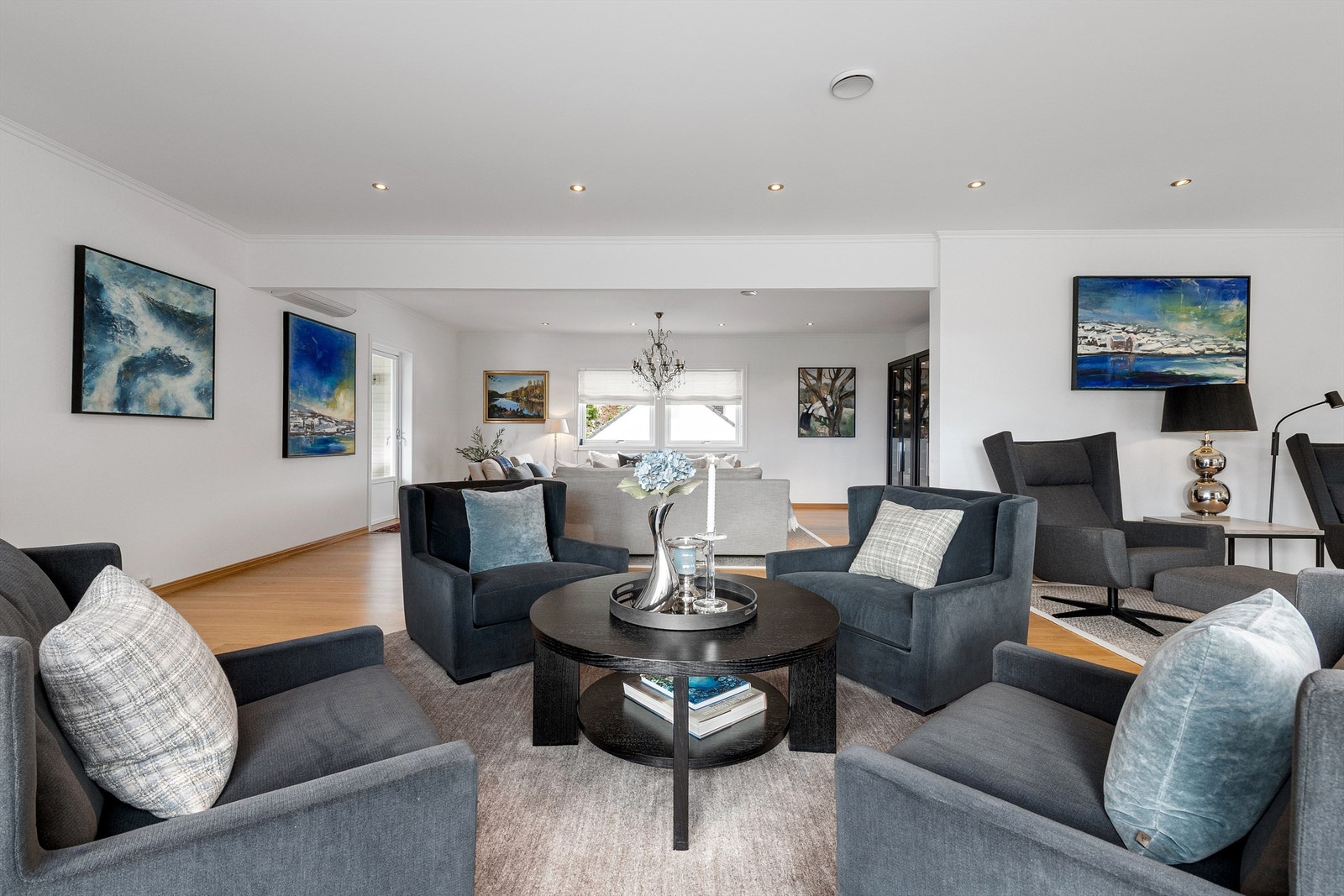 Stue med dør til hagestuen til venstre Galleribilde