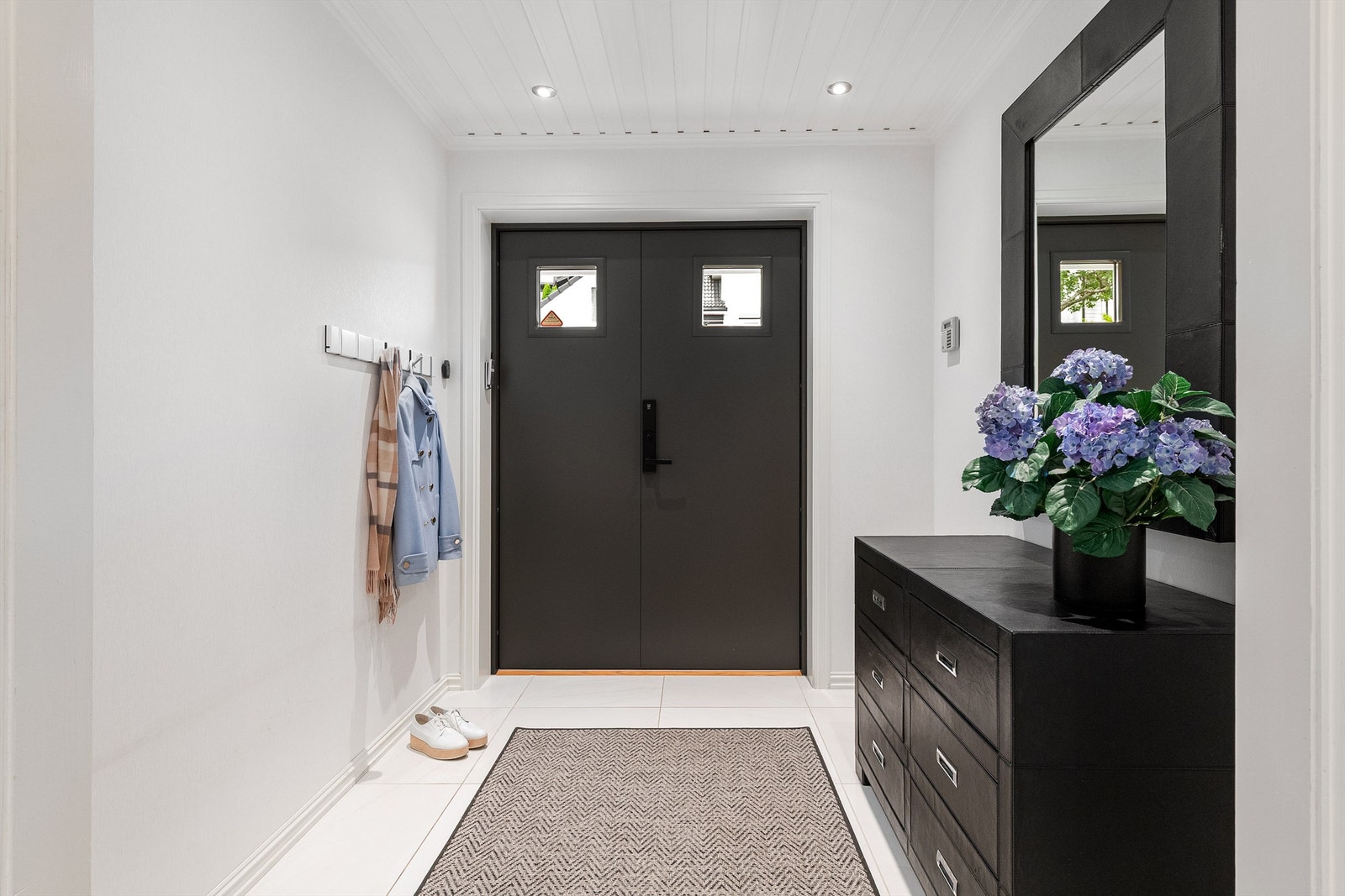 Inngangsparti og entre til boligen i underetasjen Galleribilde