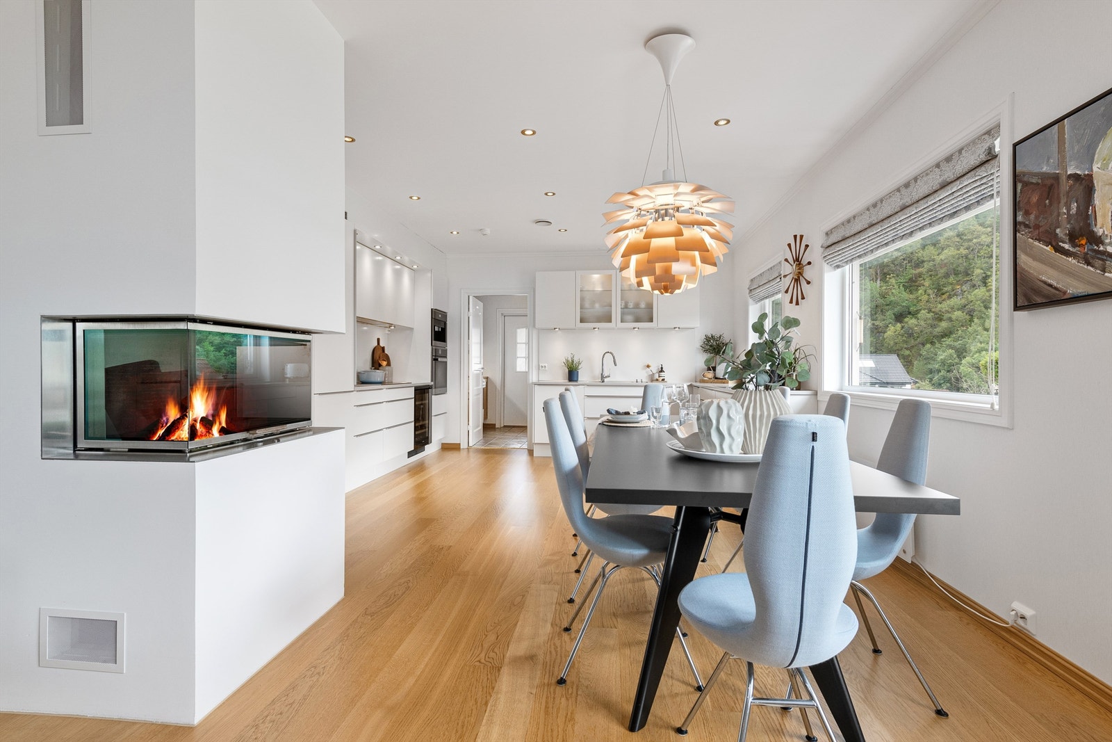 God plass til spisebord ved kjøkkenet Galleribilde