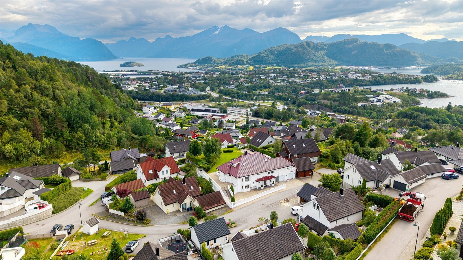 Dronebilde over eiendommen og nærområdet tatt mot fra nord mot syd Galleribilde