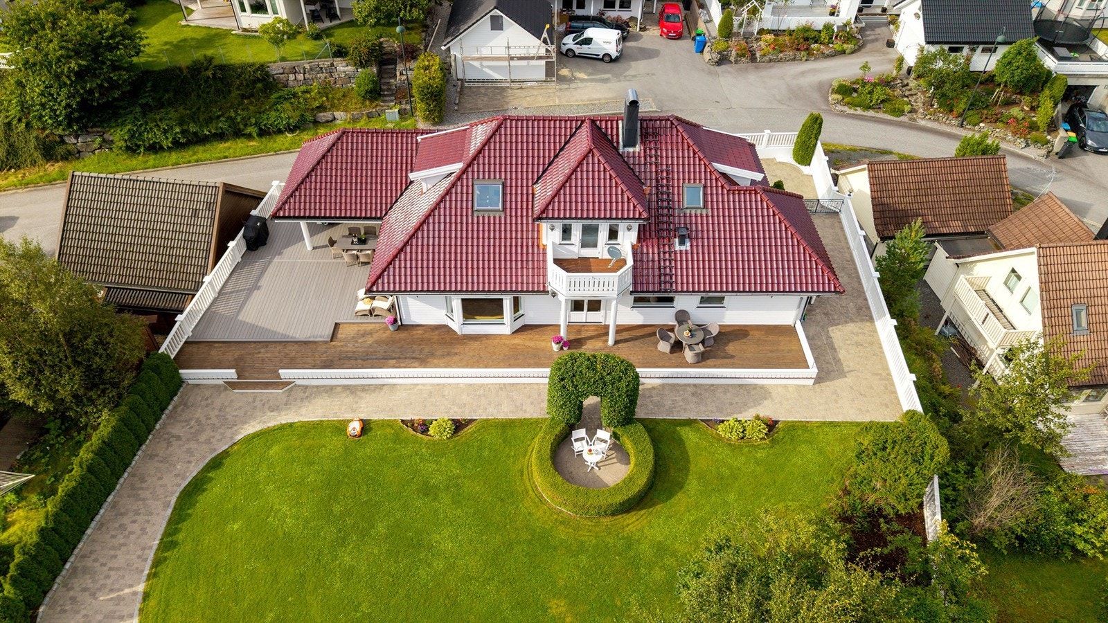 Dronebilde av eiendommen og hagen sett ovenfra Galleribilde