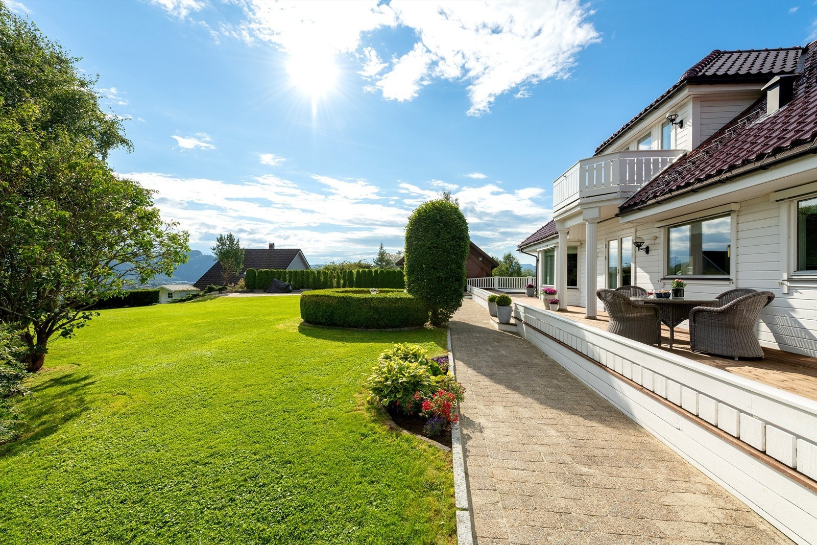 Pent opparbeidet uteområder med steinlagte gangarealer Galleribilde