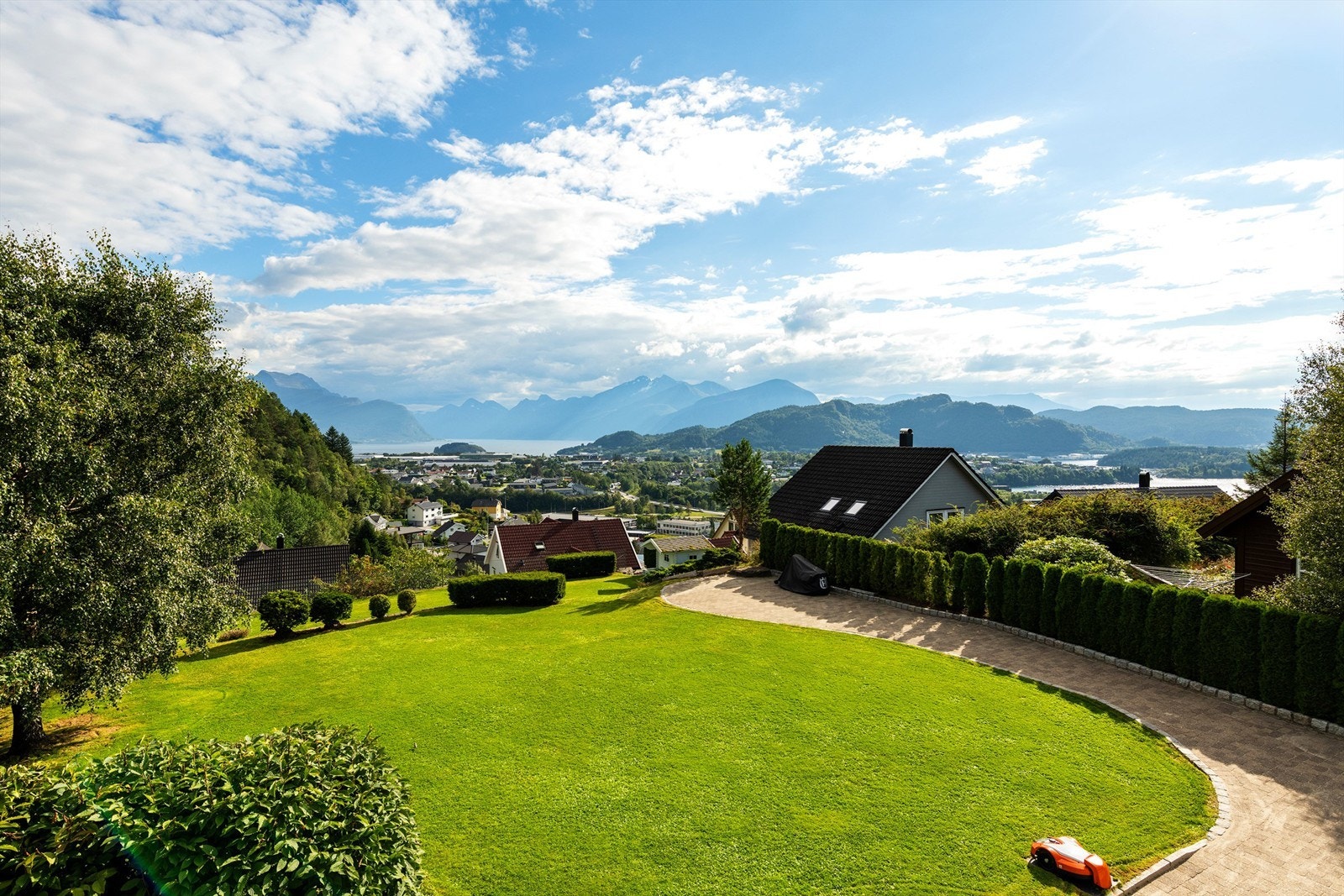 Flott utsikt fra balkongen i 2. etasje over hagen og mot Sunnmørsalpane i syd Galleribilde