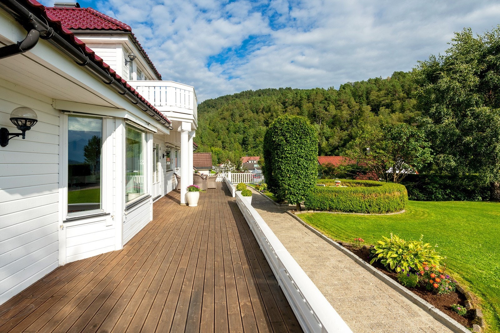 Terrassen er avskjermet med gjerde mot hagen Galleribilde