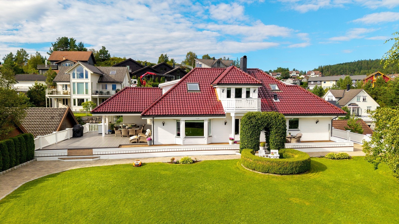 Dronebilde av fasade og hage mot syd Galleribilde