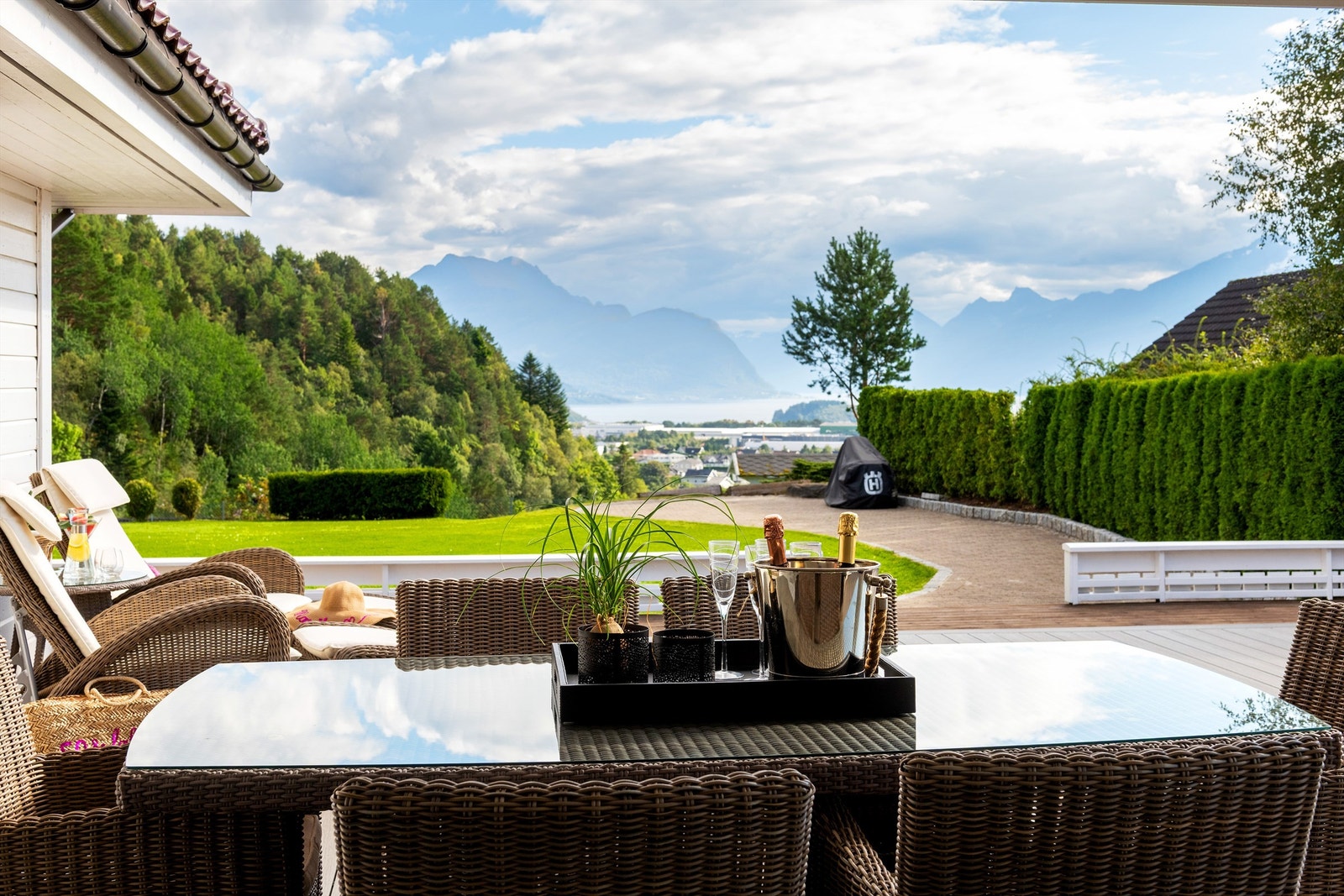 Flott utsikt fra hagestuen Galleribilde