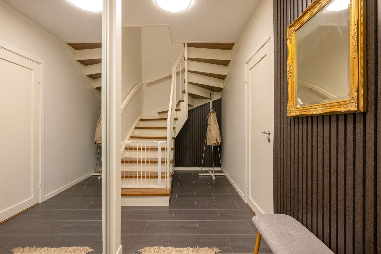 Entre med oppgang til 2 etasje. Galleribilde