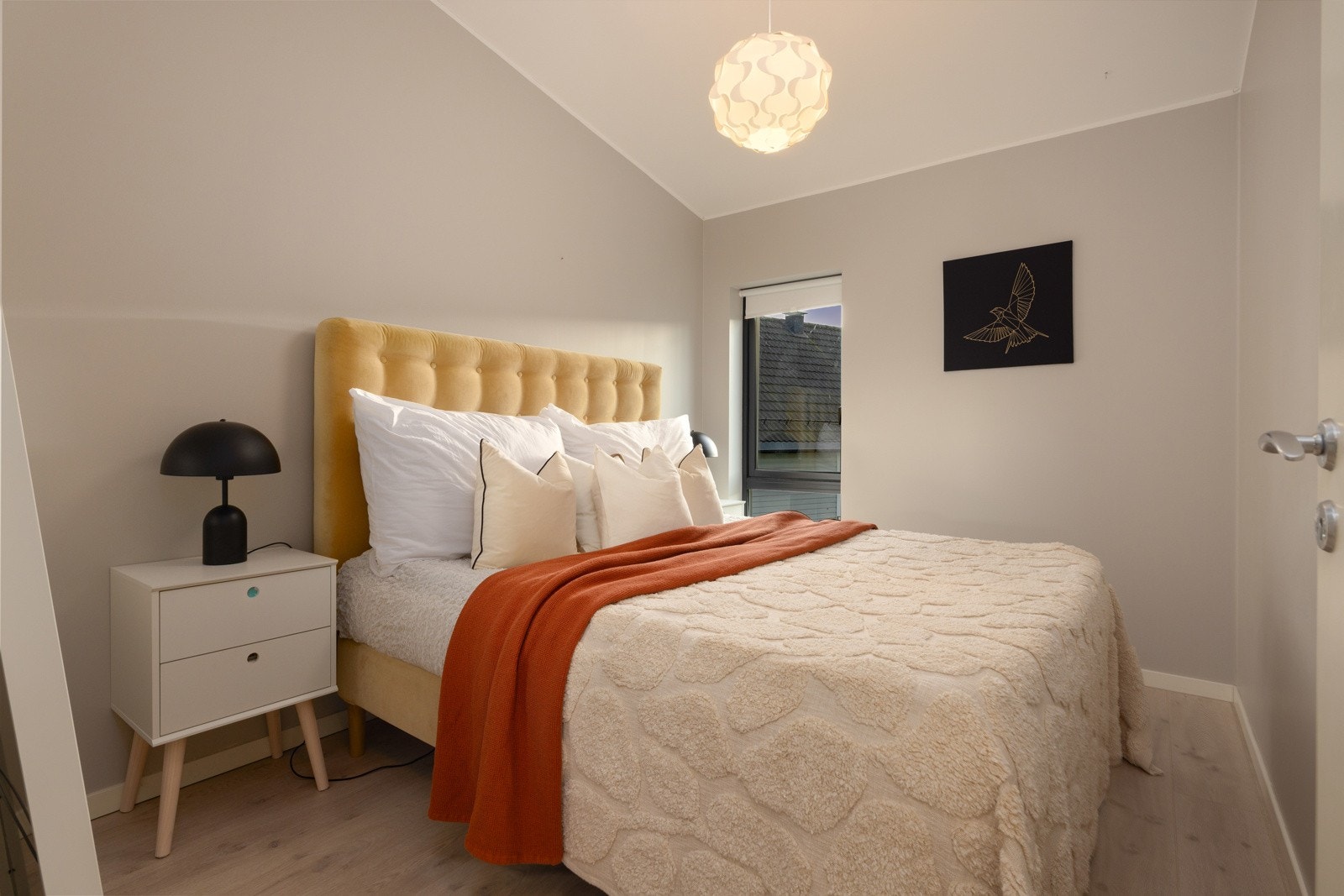 Rolig og harmonisk soverom med behagelig fargetoner. Galleribilde