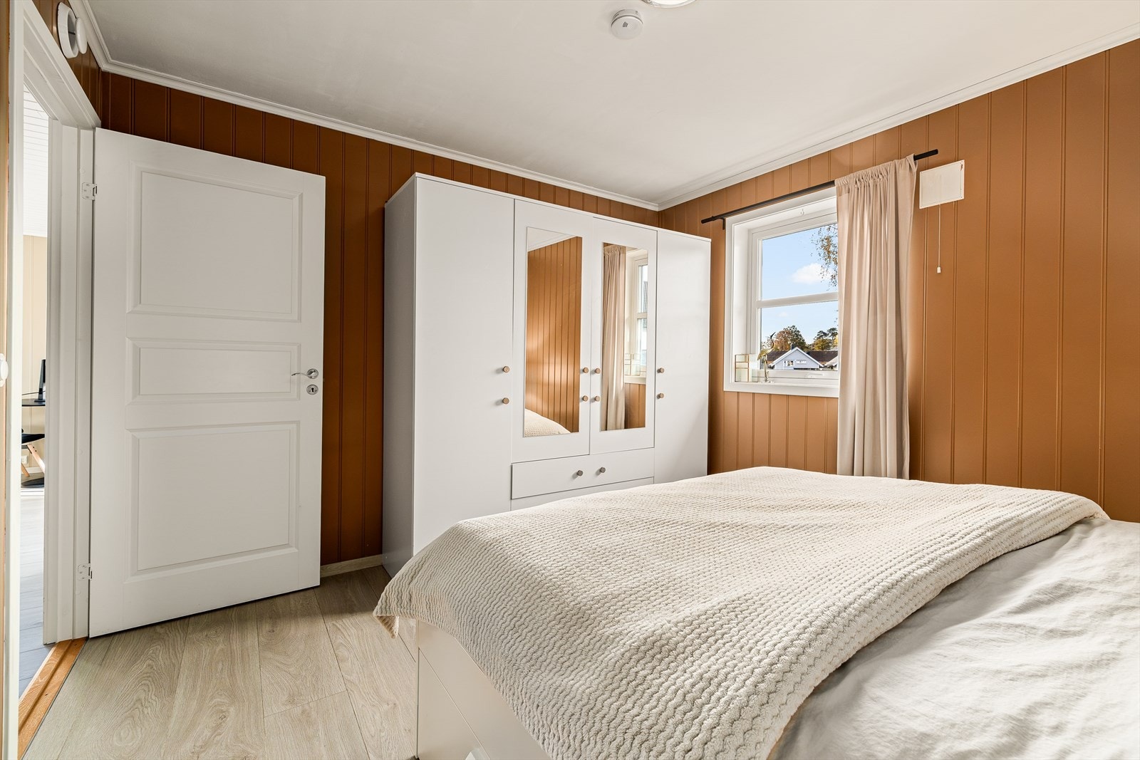 Soverommet leveres med praktisk garderobeskap som gir deg rikelig med oppbevaringsplass. En smart og stilren løsning som gjør det enkelt å holde orden og skape en ryddig og behagelig atmosfære. Galleribilde