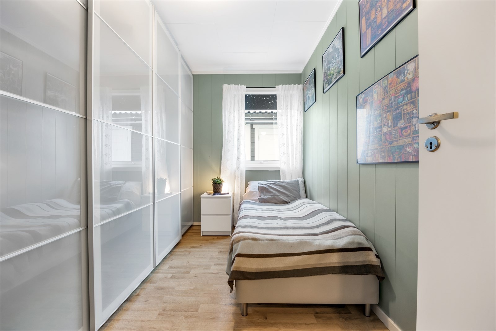 Leilighetens andre soverom passer godt som barnerom, gjesterom eller kontor. Galleribilde