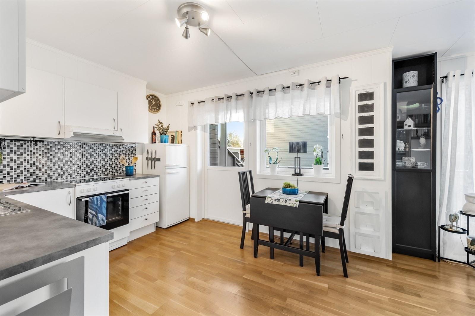 Leiligheten har en fin og praktisk åpen stue og kjøkkenløsning med store vindusflater som skaper en luftig atmosfære Galleribilde